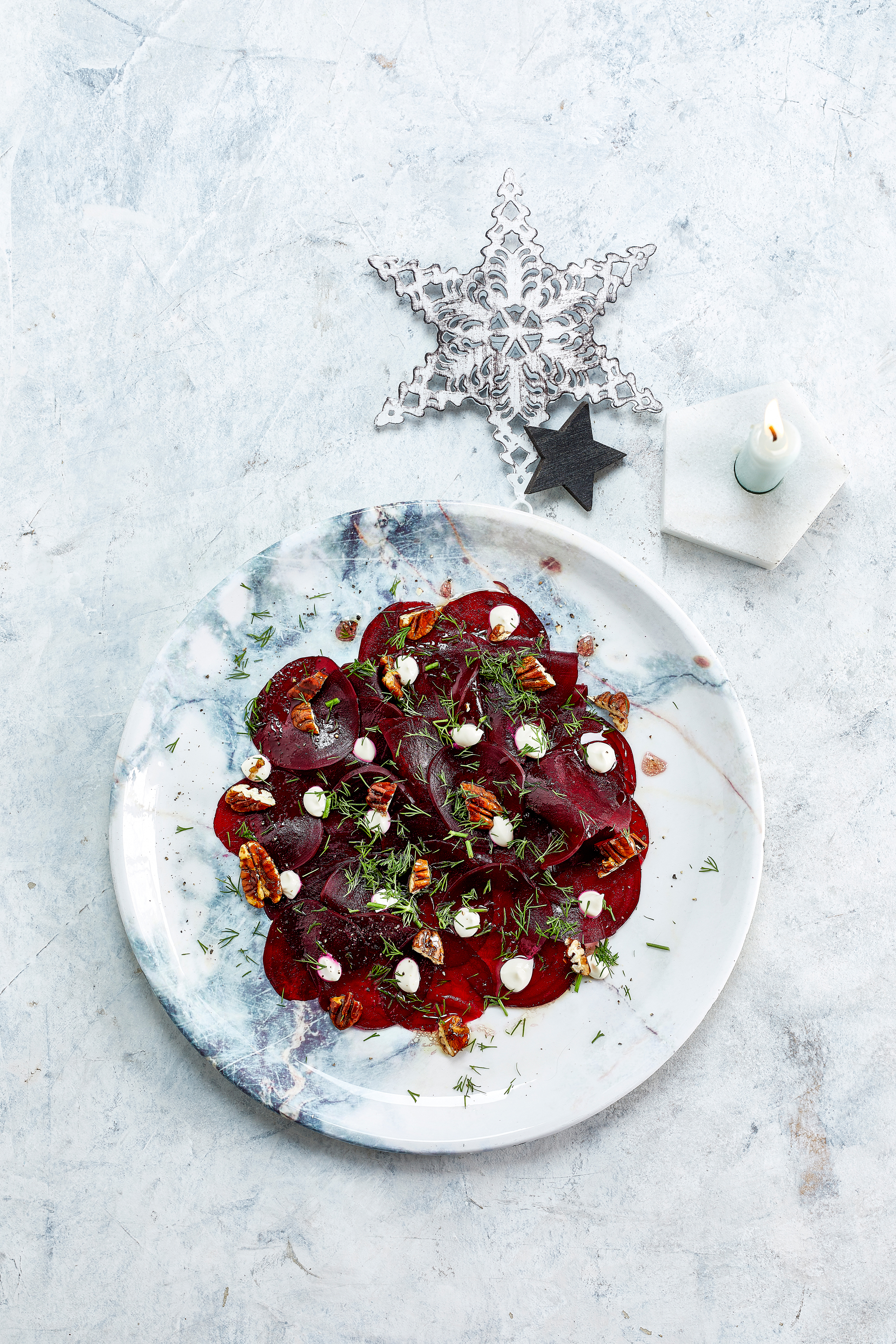 Bietencarpaccio met gekaramelliseerde pecannoten en geitenkaas