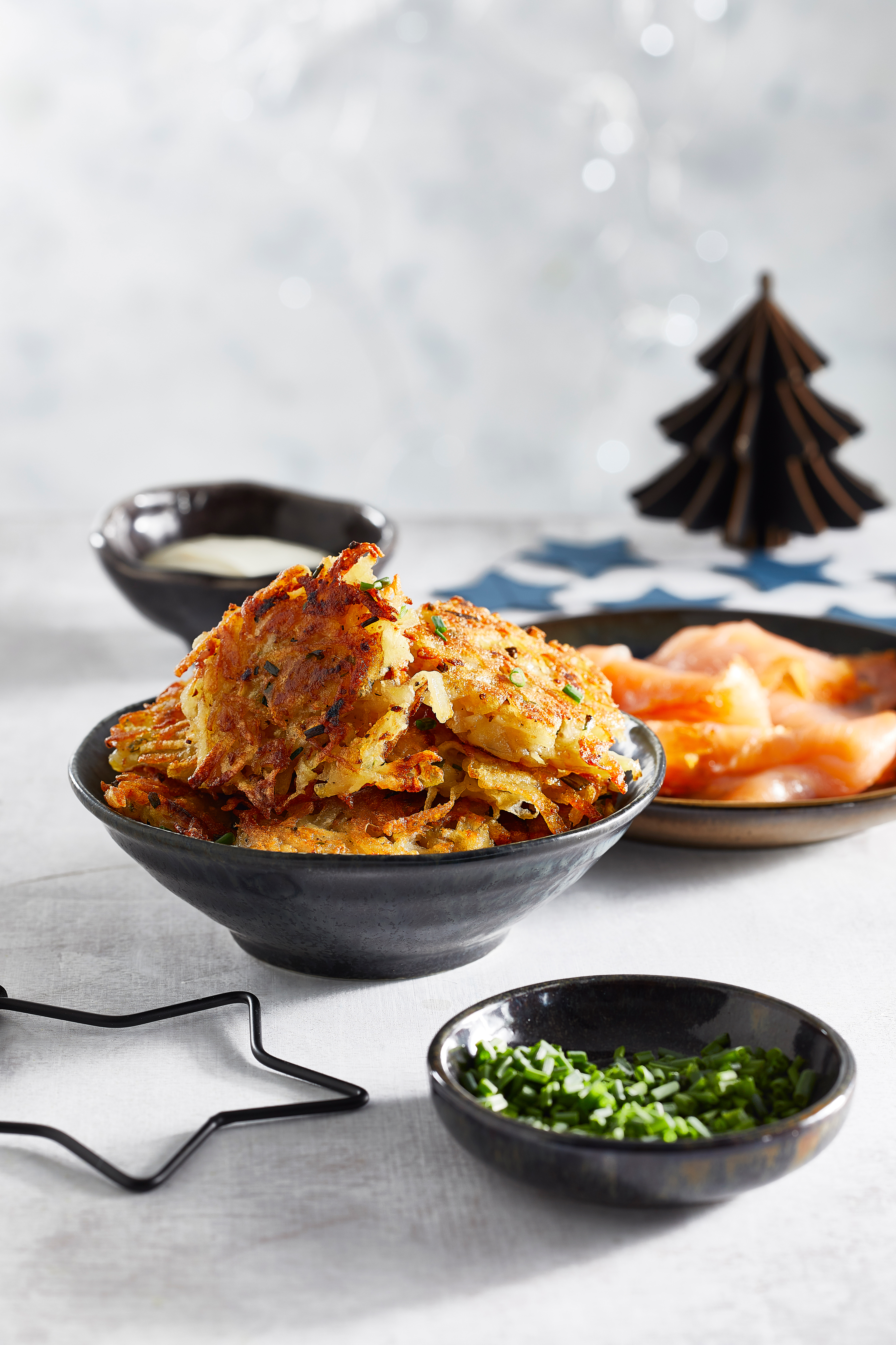 Latkes met gerookte zalm en bieslookroom
