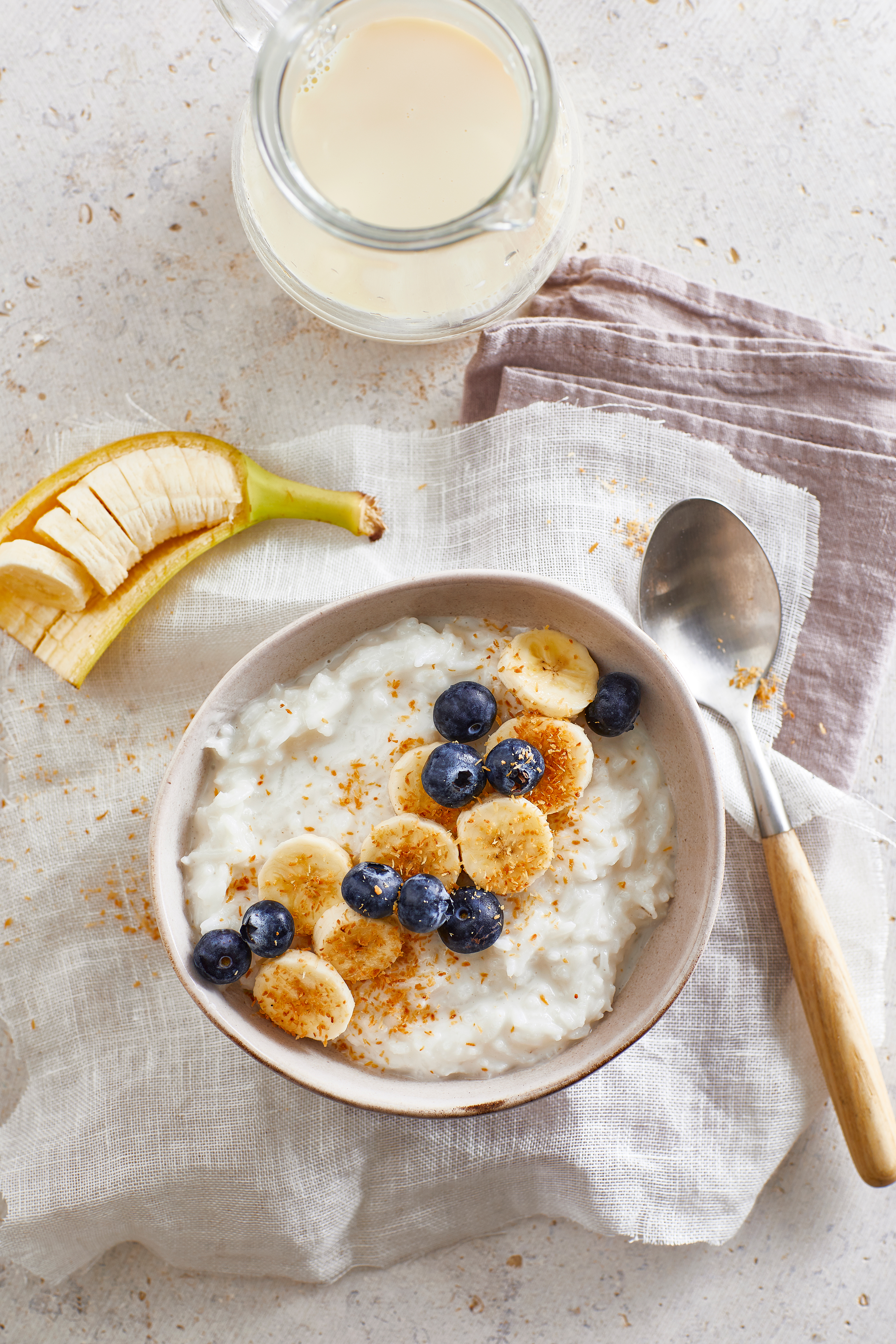 Rijstepap met kokos, banaan en bessen