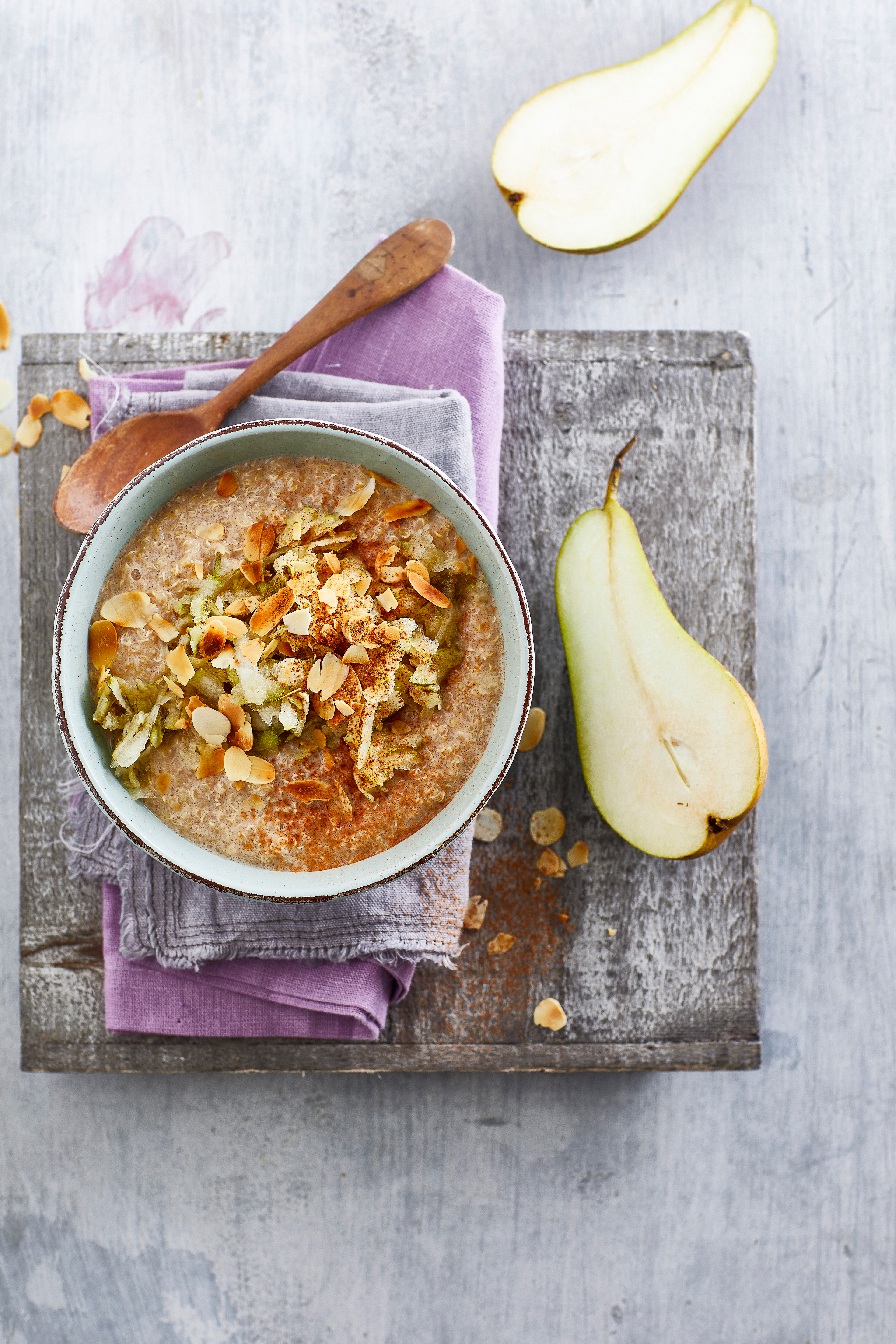 Quinoa-pap met kaneel, kardemom en peer