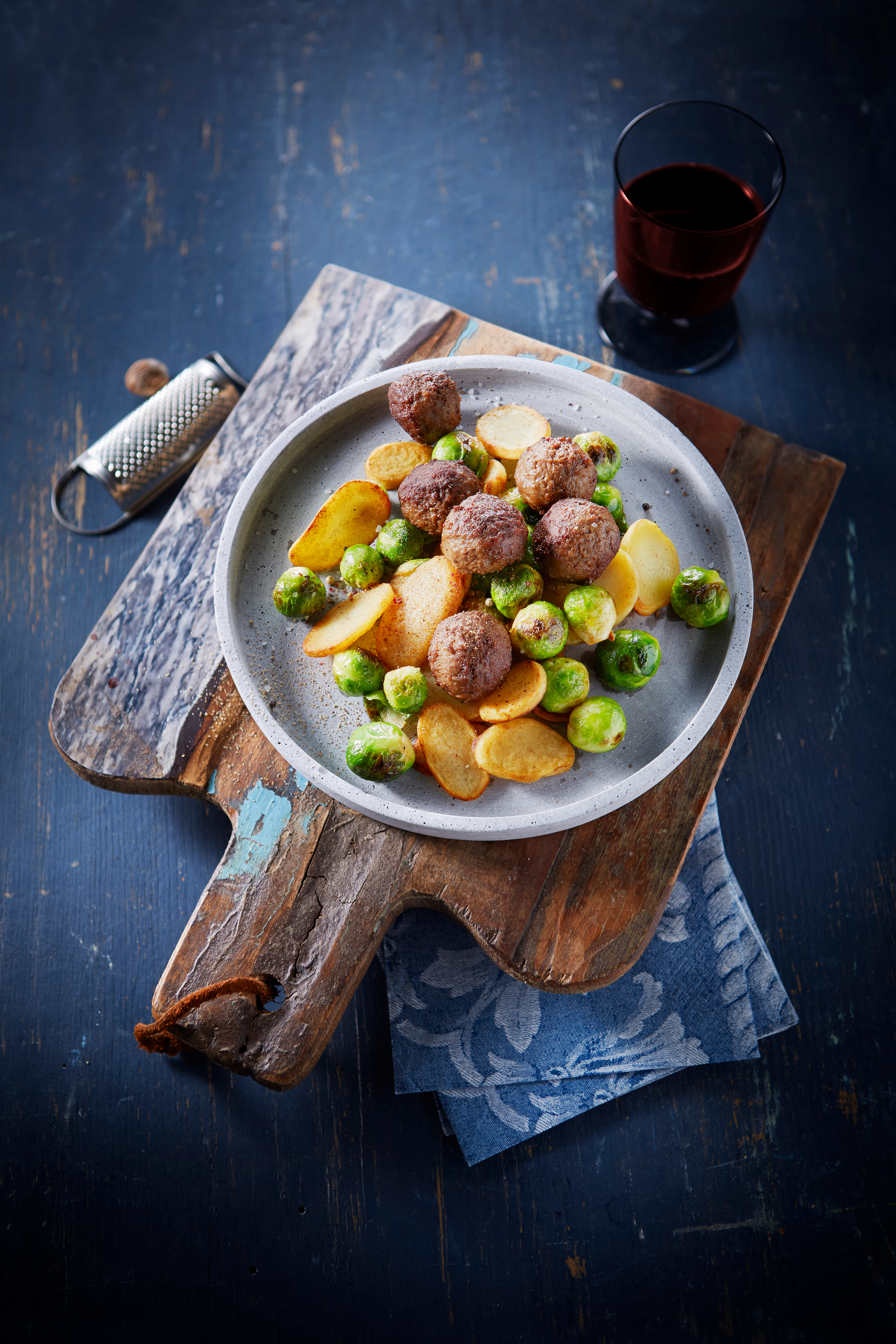 Gebakken aardappels met gehaktballetjes en spruitjes