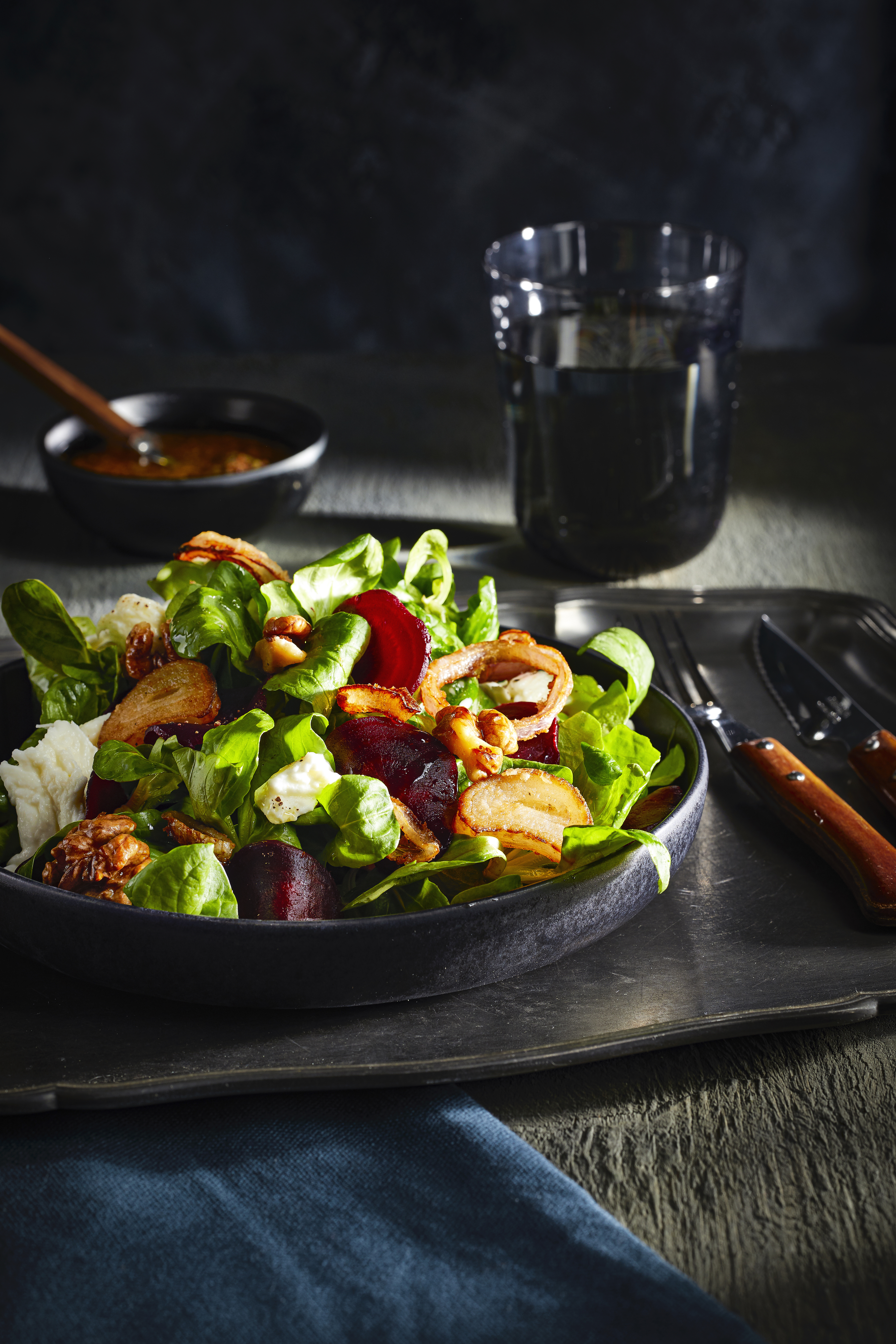 Salade met knapperige sjalot, biet en walnoten