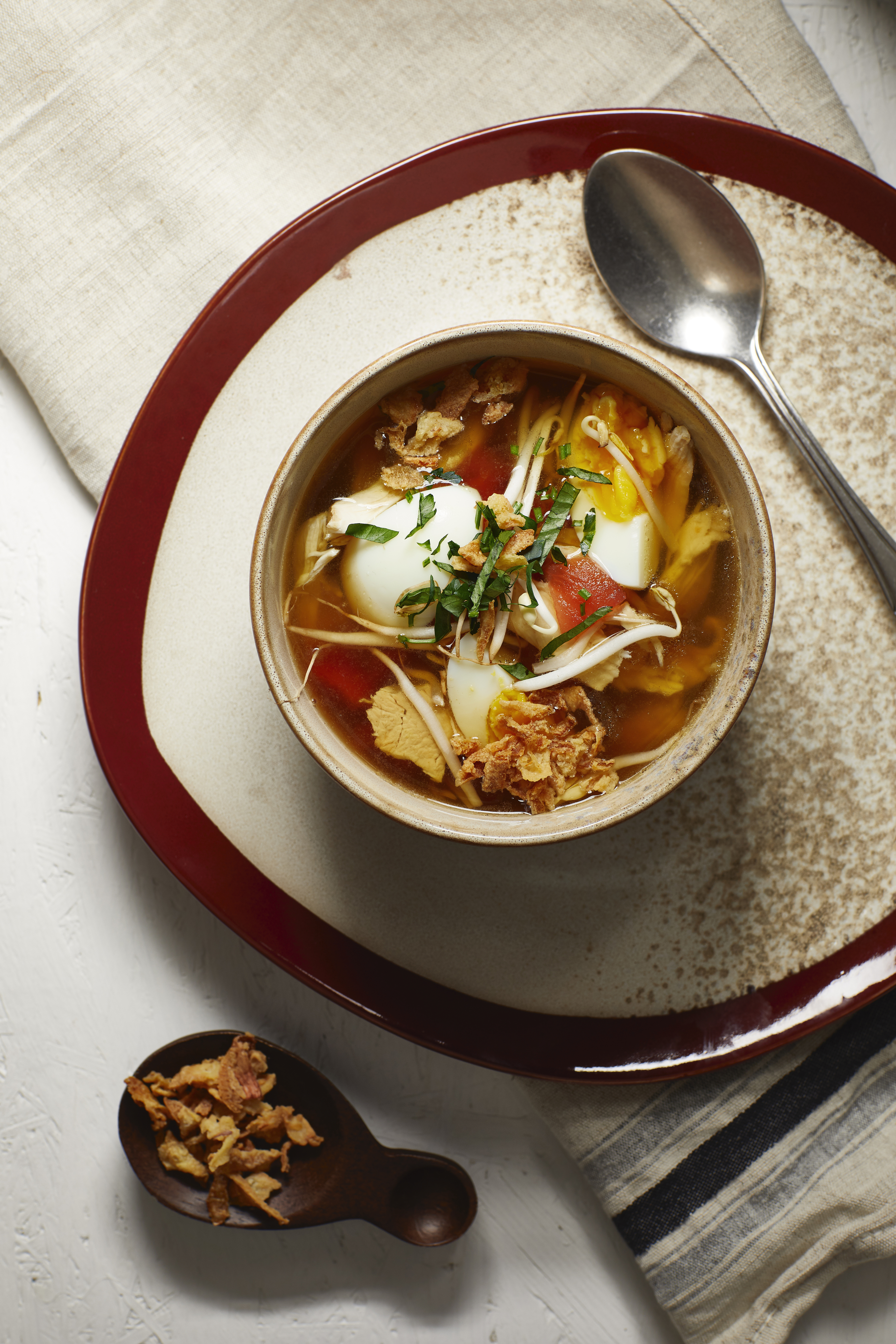 Kippenbouillon met ei en taugé