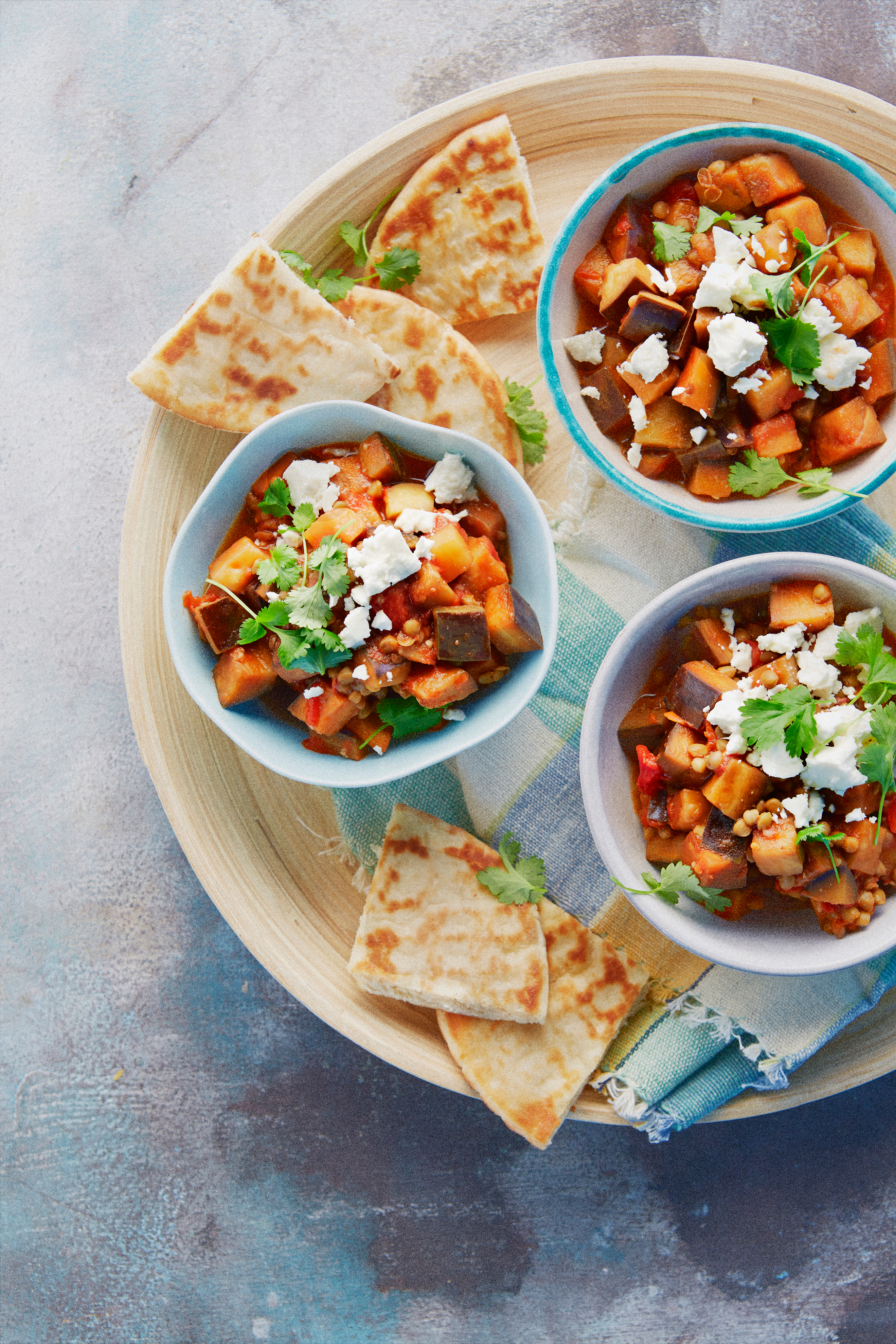 Aubergine-linzenstoof met pitapuntjes