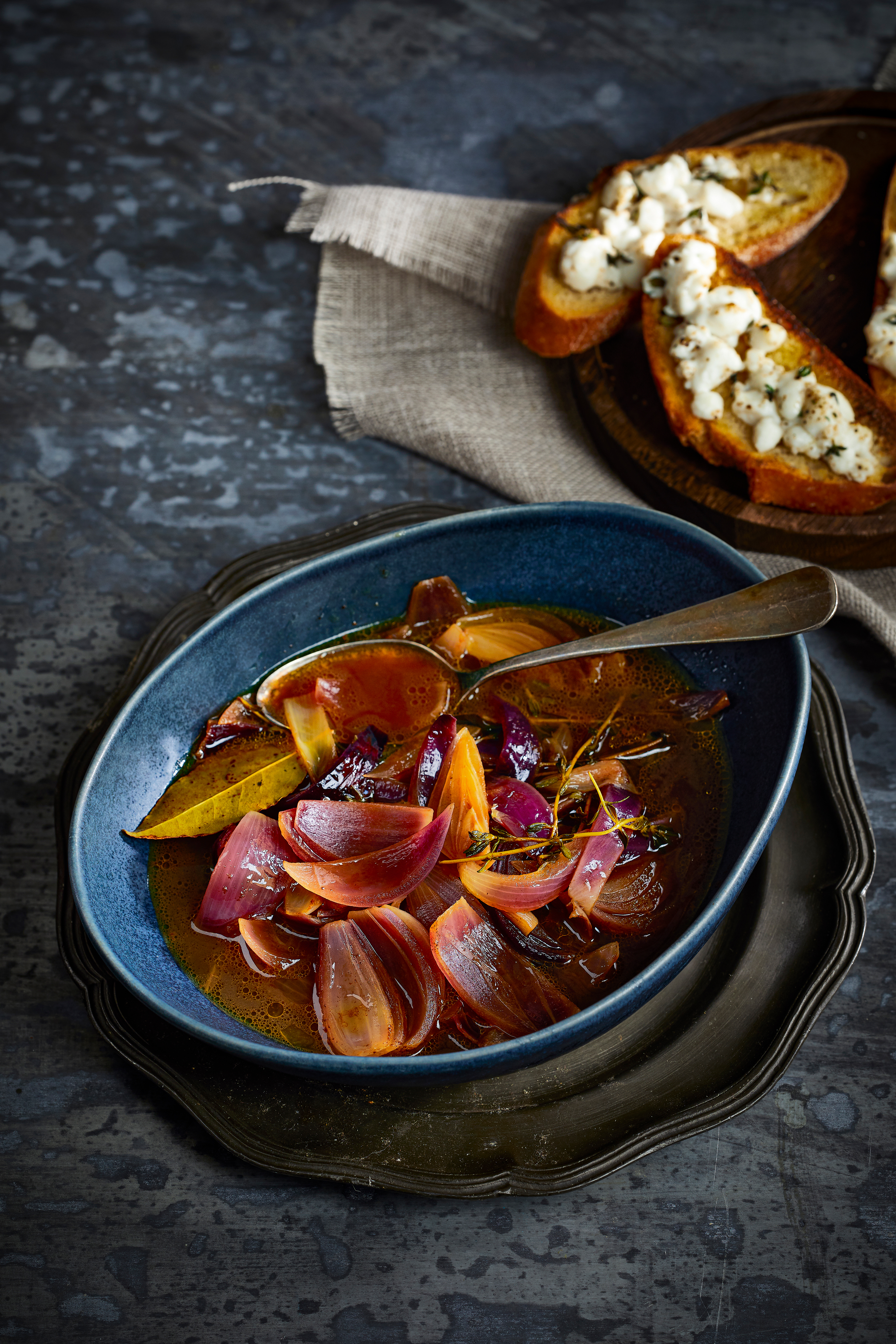Rode-uiensoep met balsamico en geitenkaascrostini