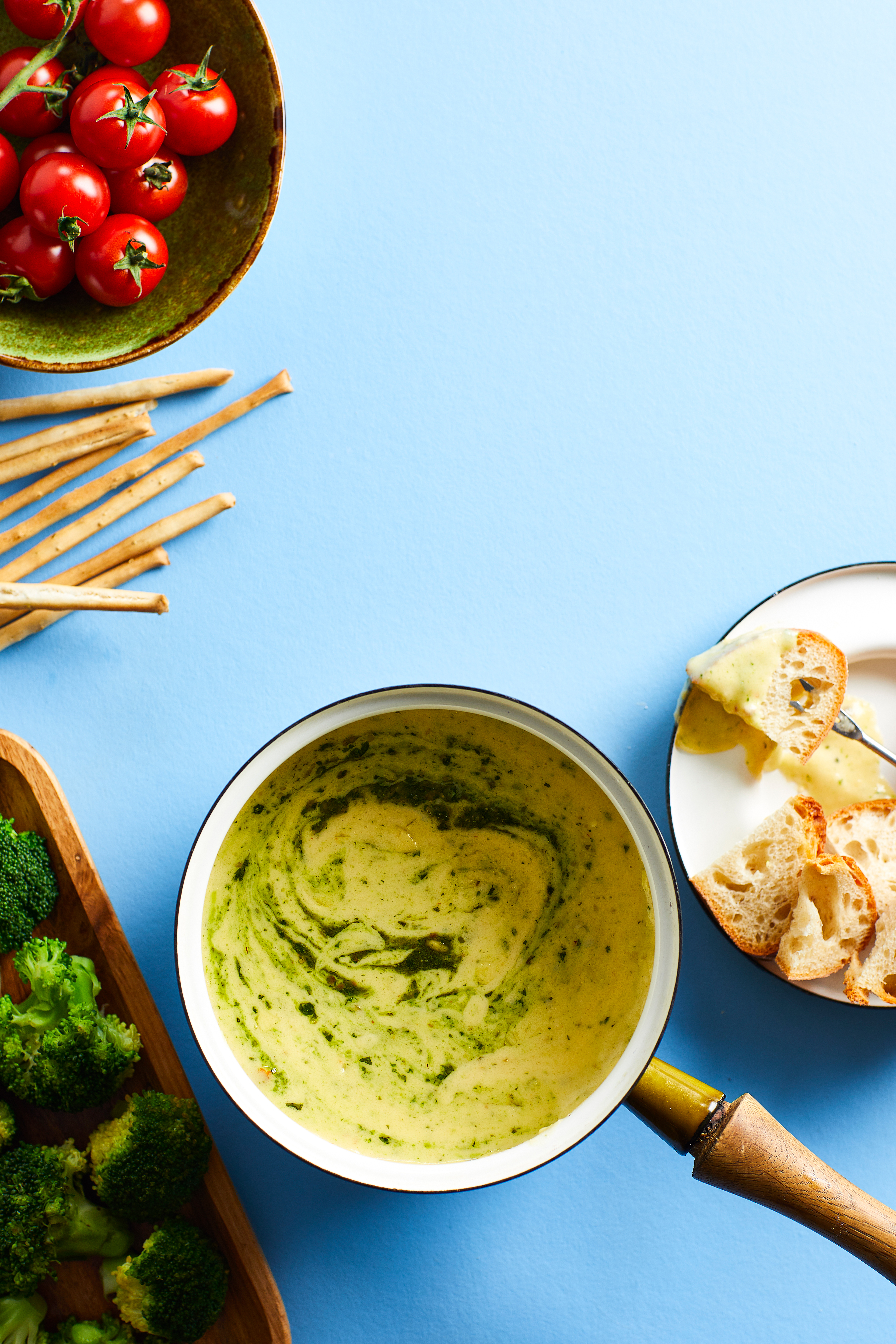 Kaasfondue met pesto en zongedroogde tomaatjes