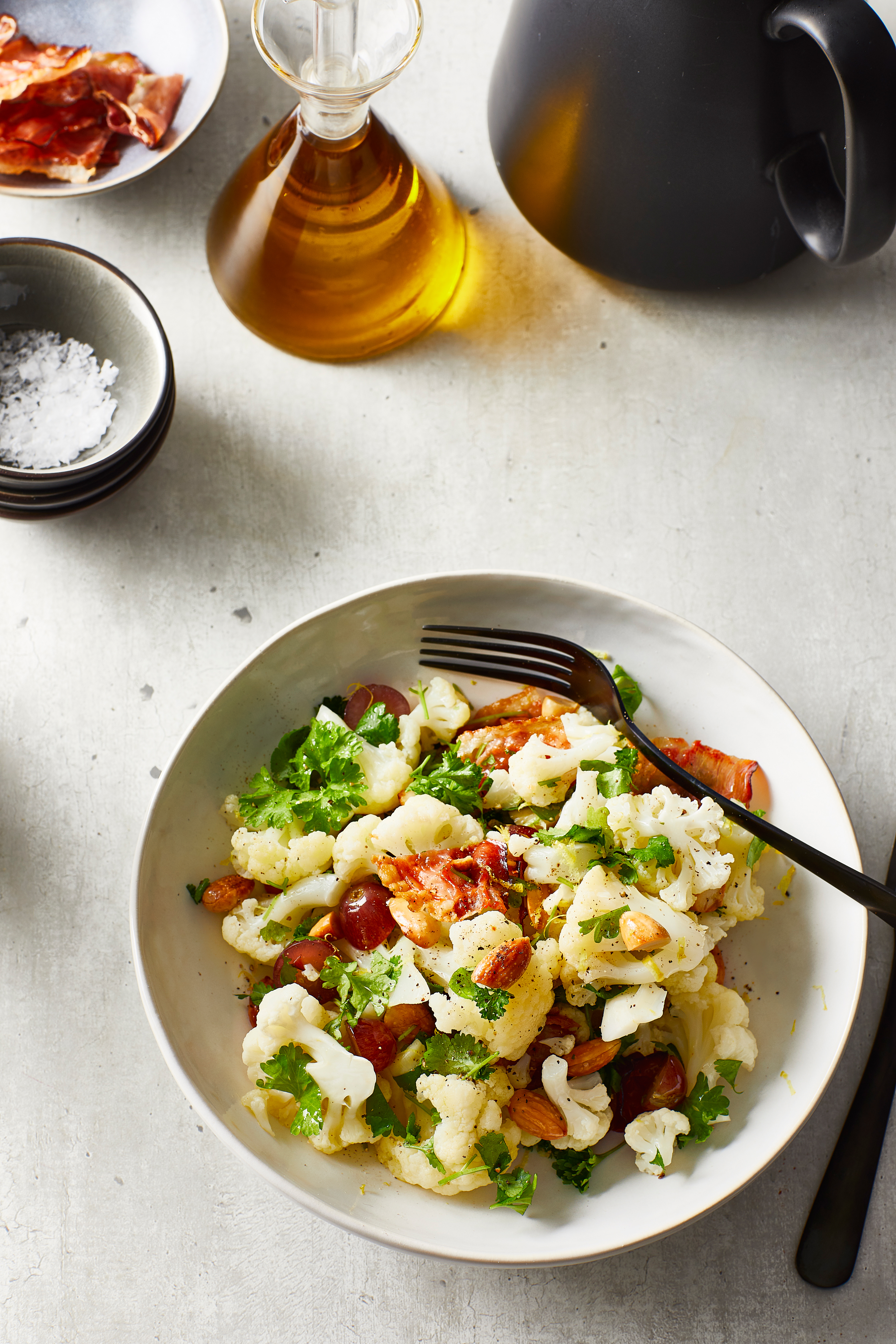 Bloemkoolsalade met krokante ham en druiven