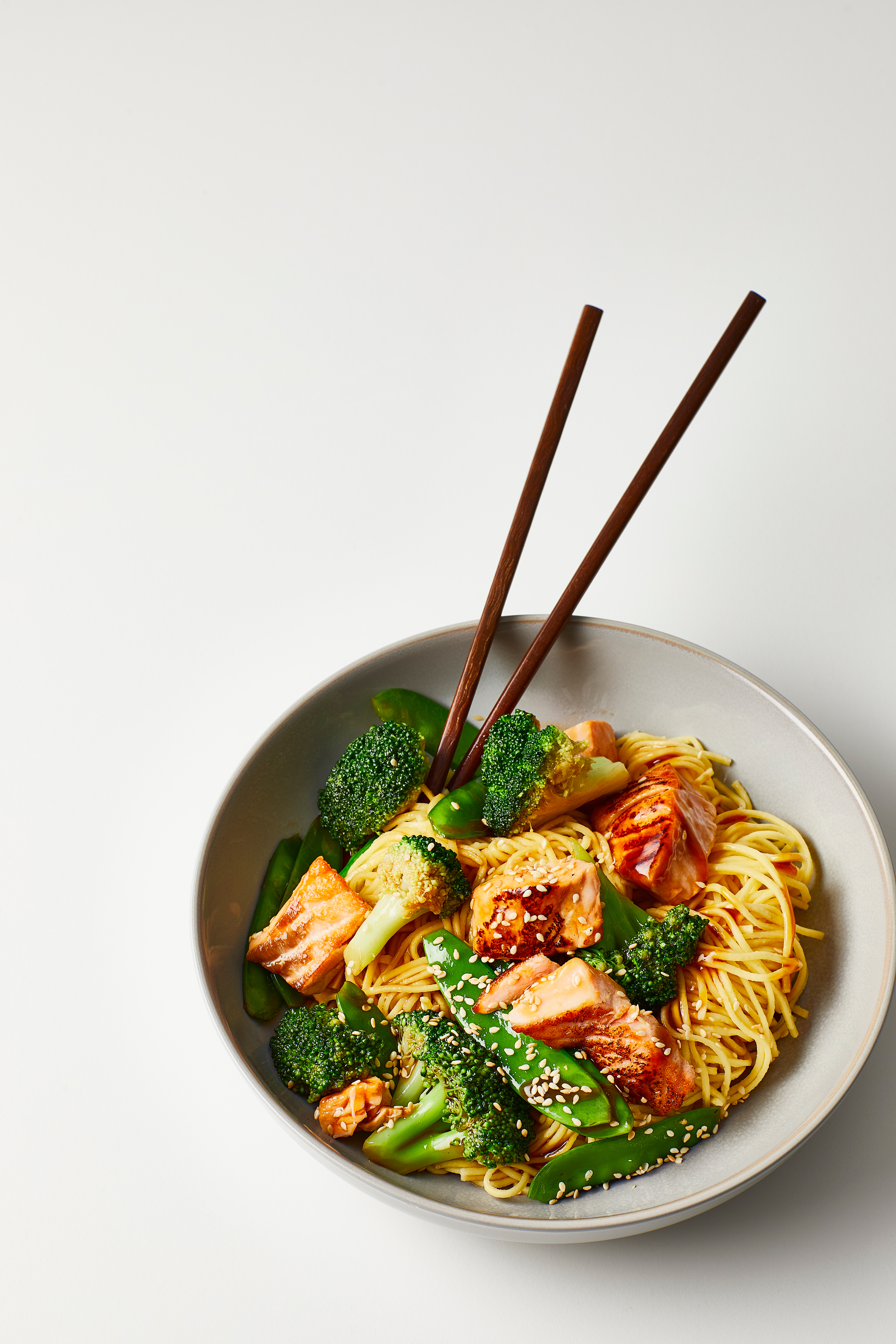 Teriyaki-noedels met zalm, peultjes en broccoli