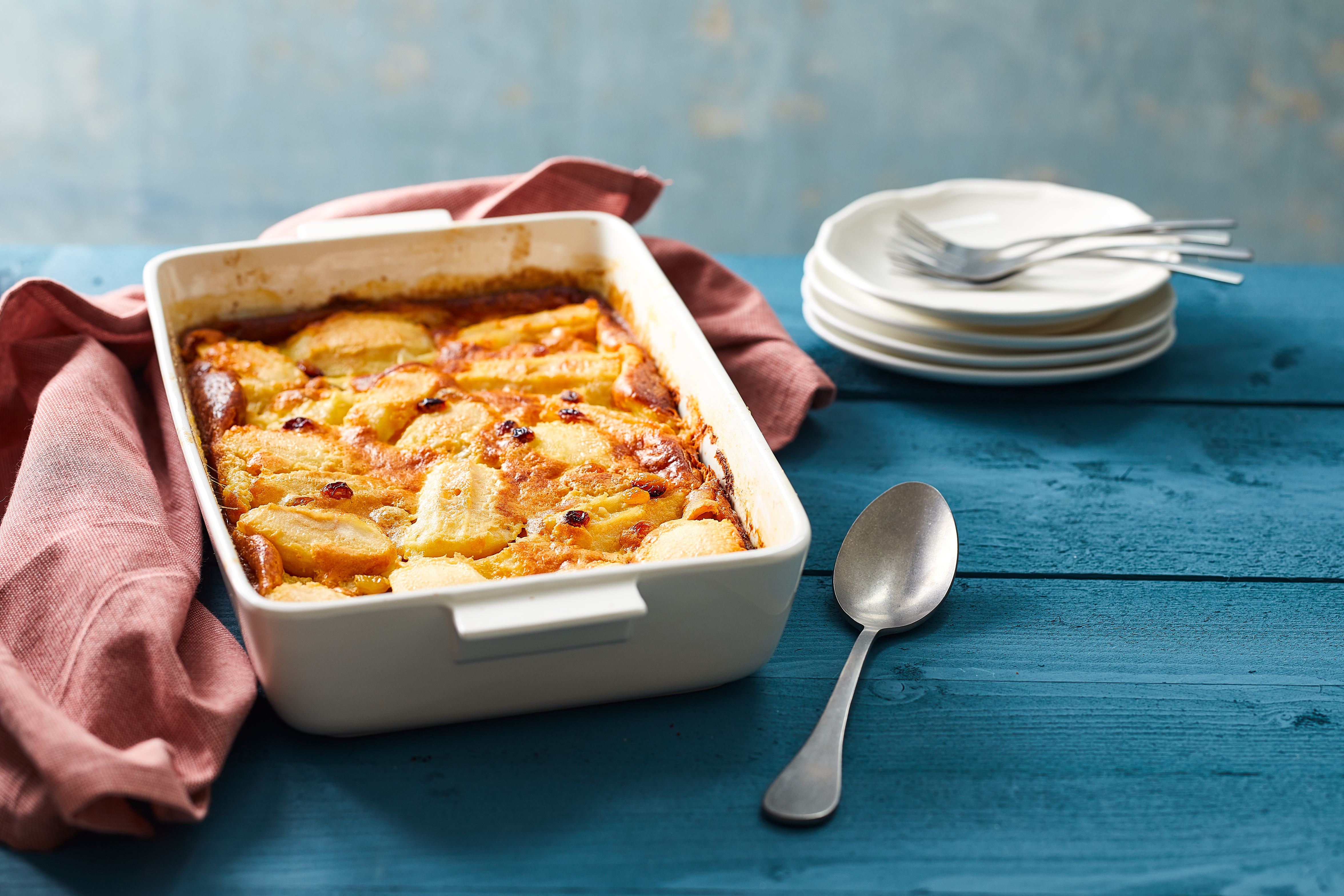 Appel-rozijnenclafoutis met sinaasappelroom