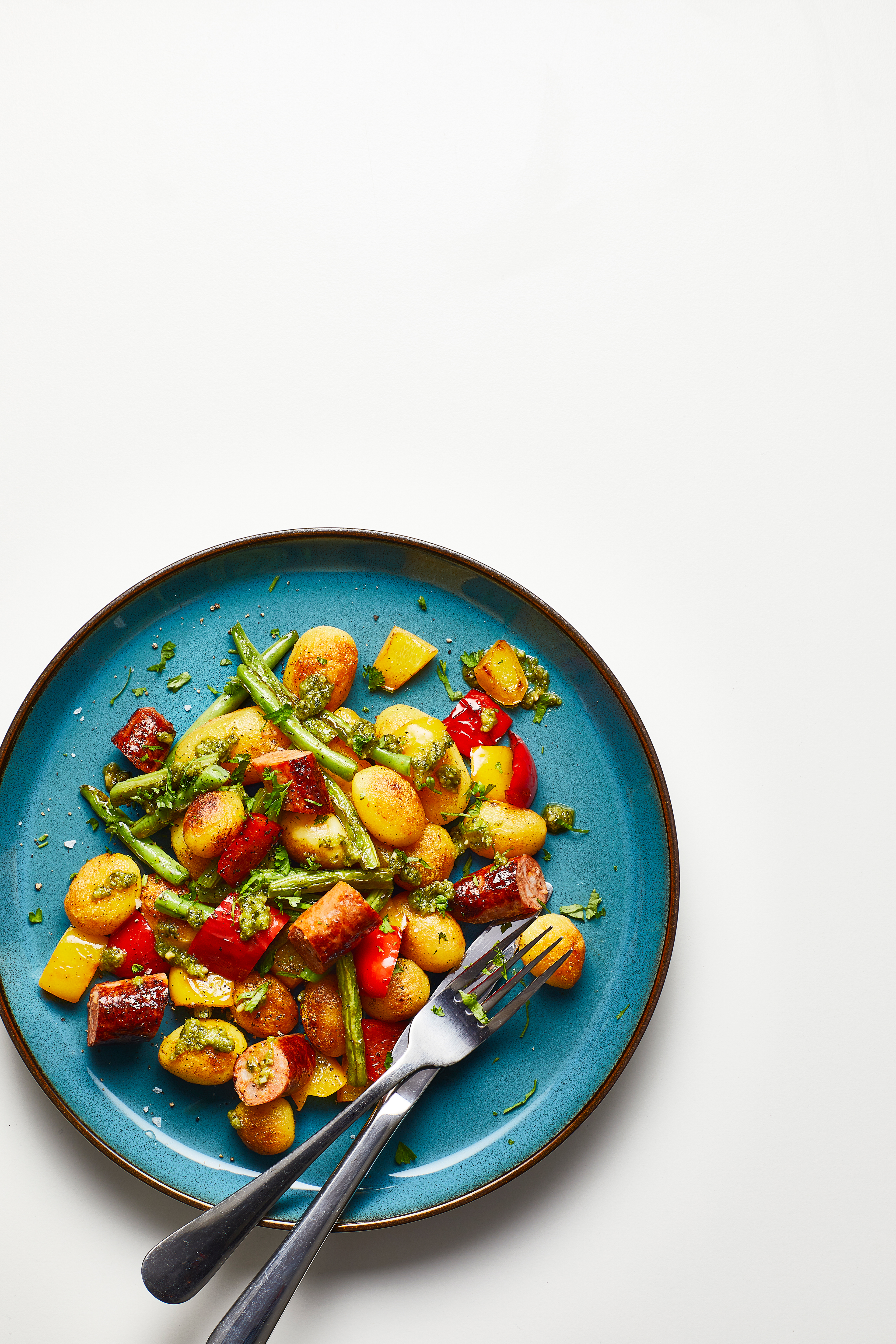 Aardappelschotel met sperziebonen met chipolataworstjes