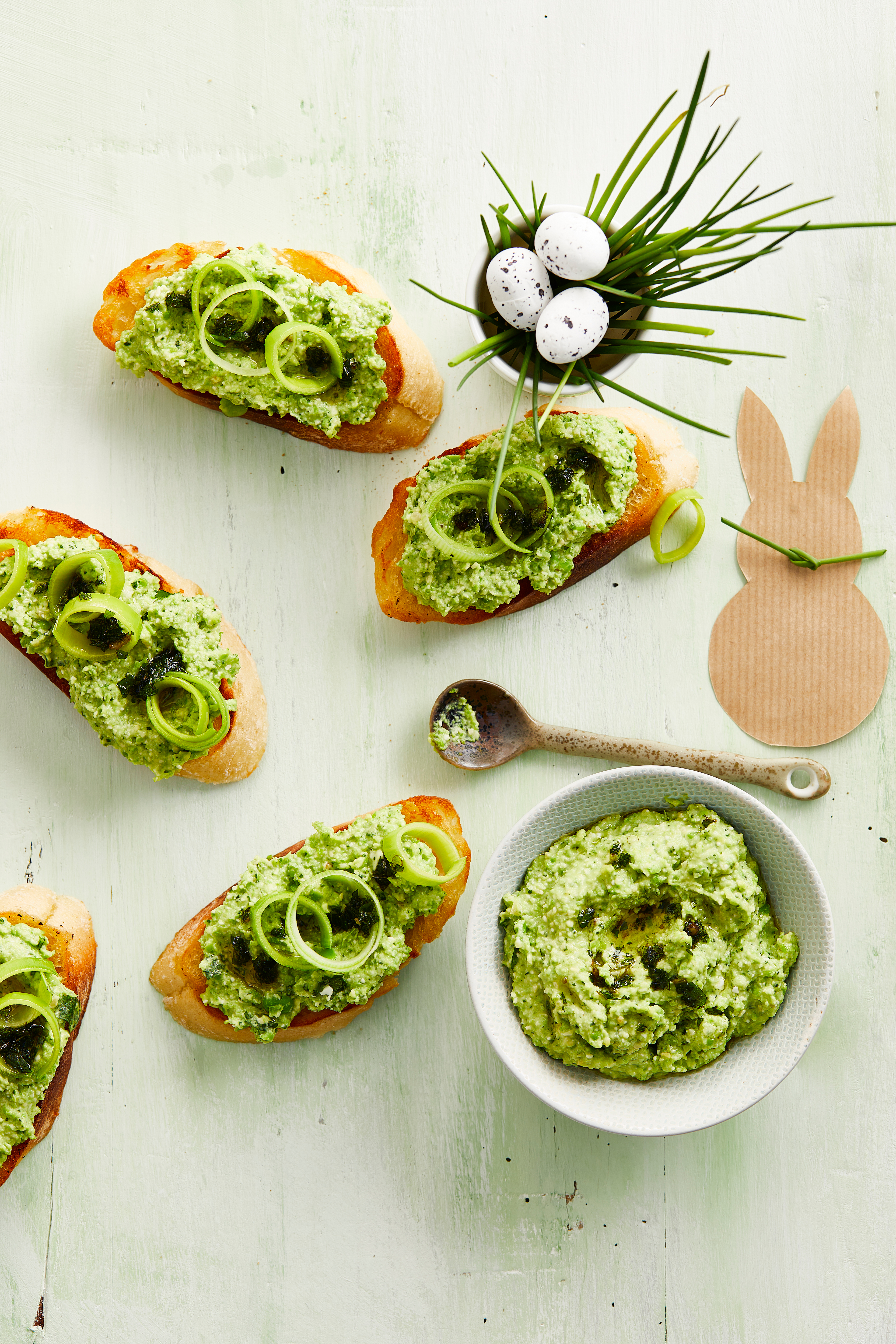 Crostini met doperwtenpesto, muntolie en krokante prei