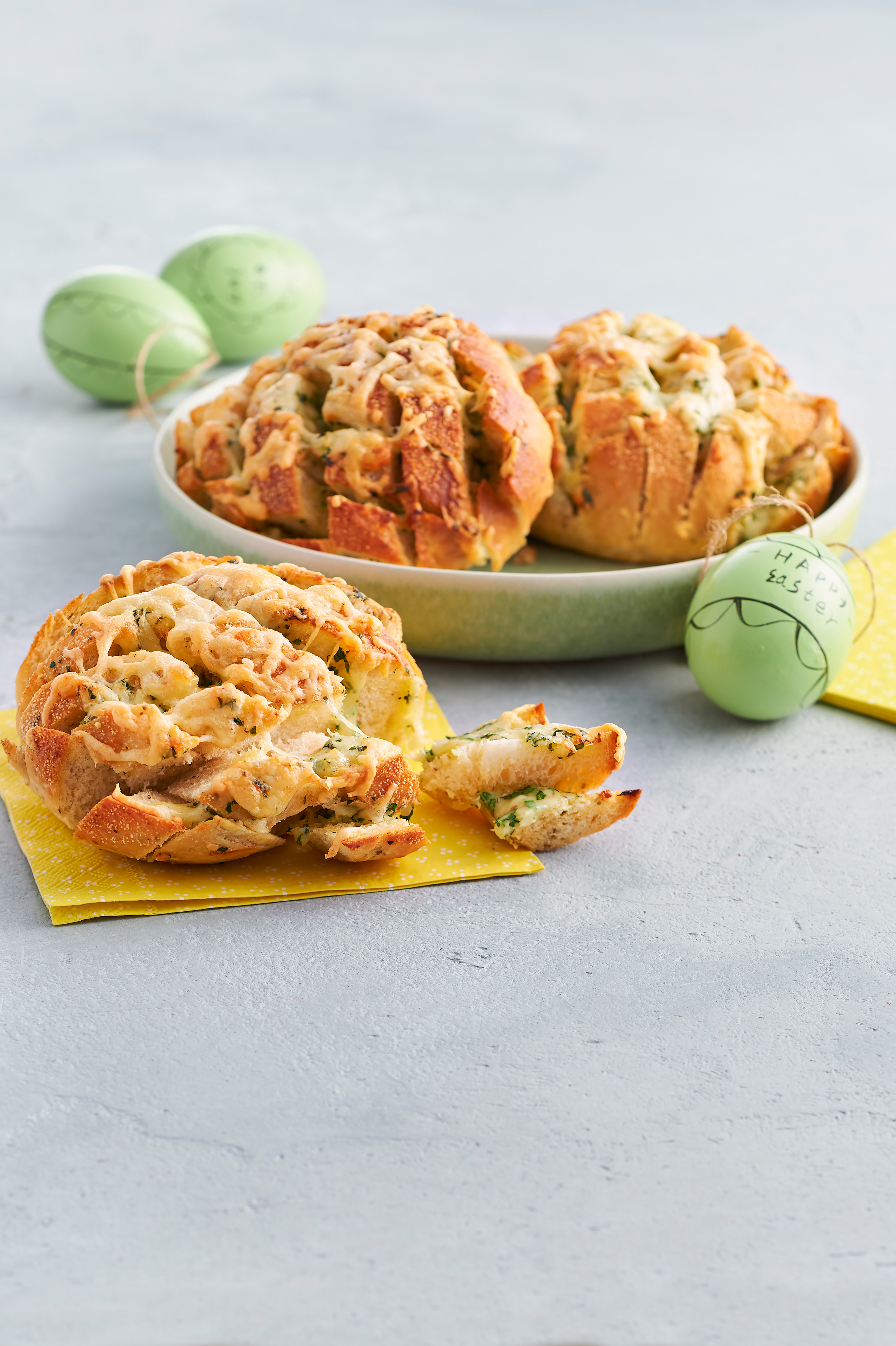 Borrelbroodjes met kruidenboter en kaas