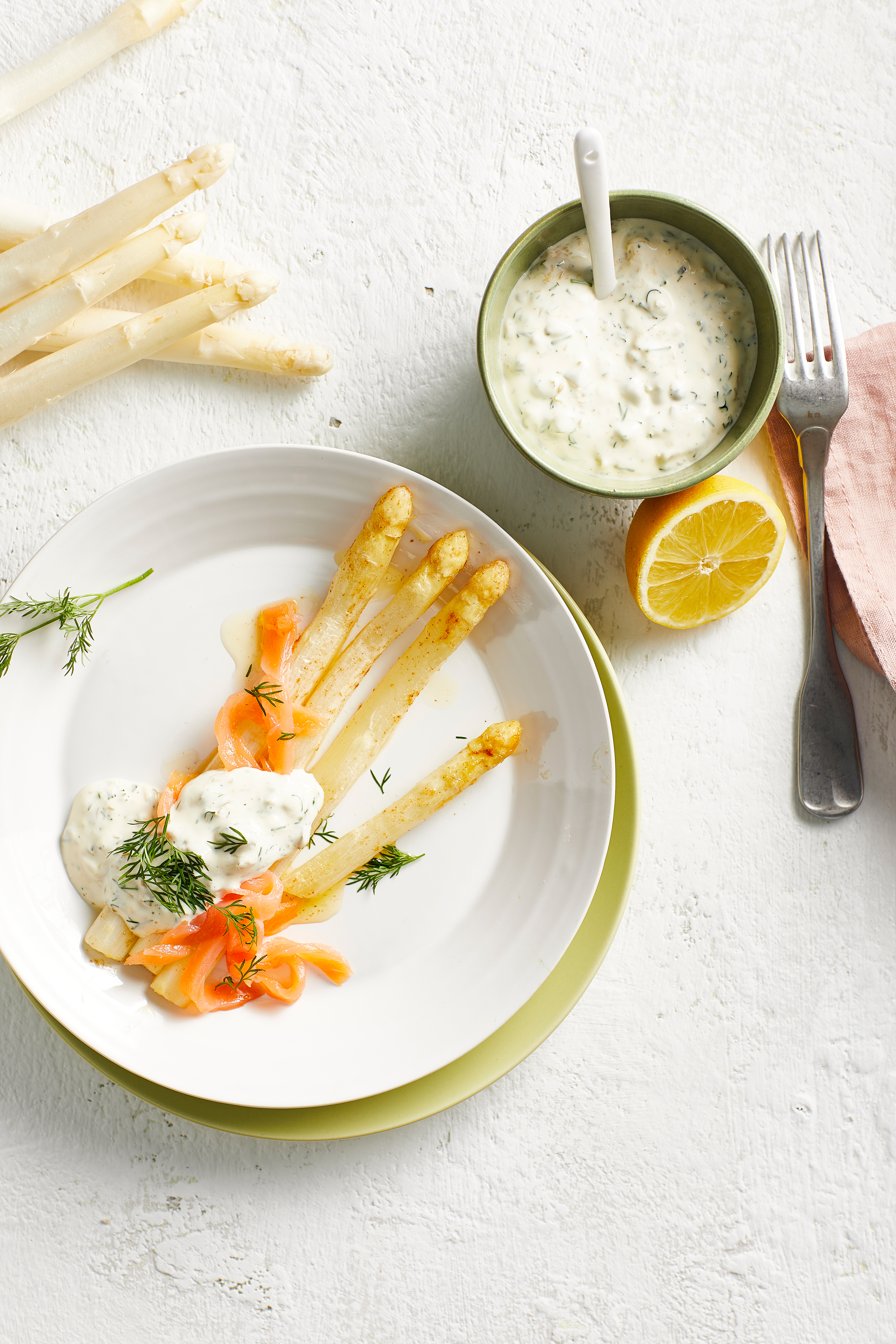 Witte asperges met gerookte zalm en kappertjessaus