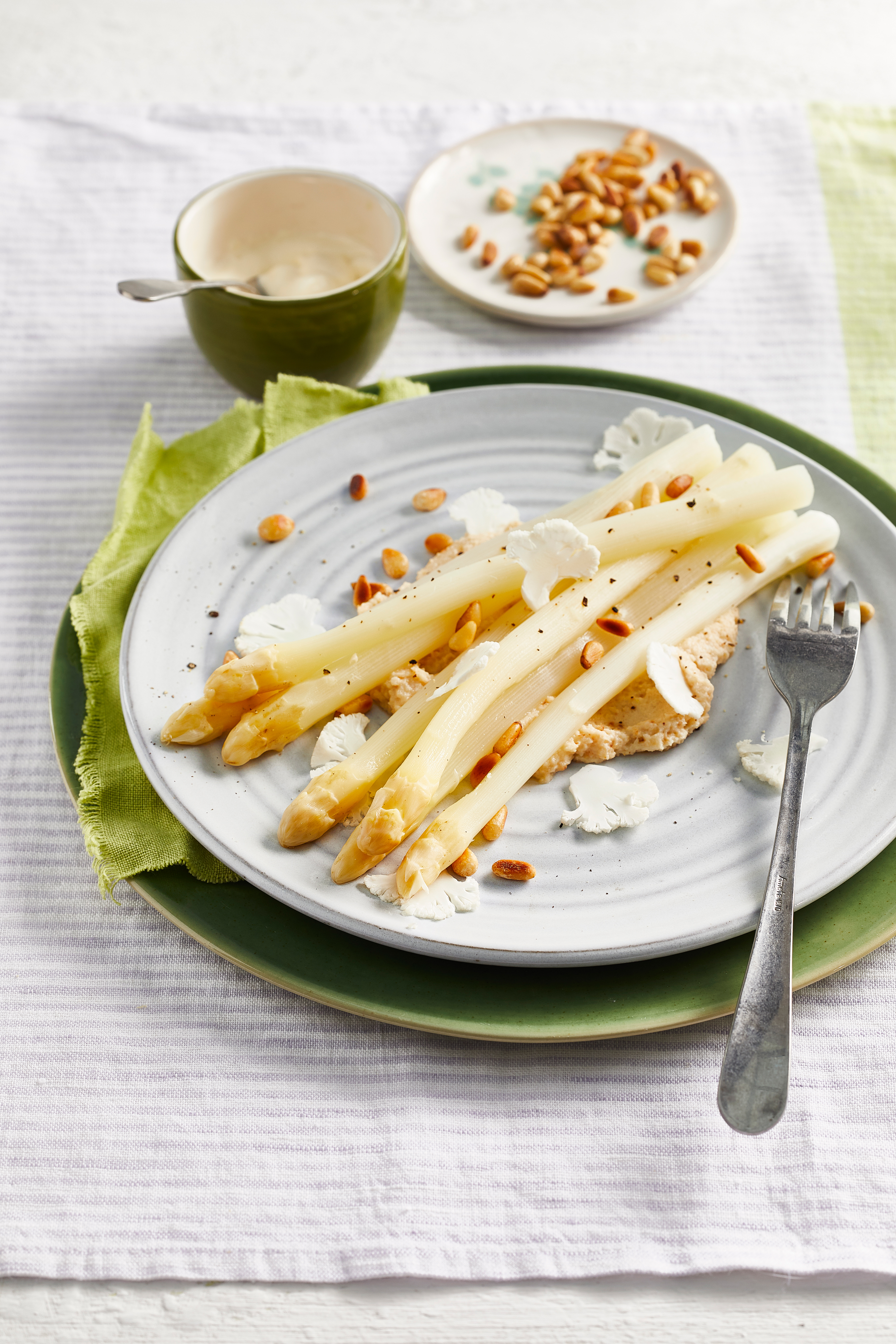 Asperges met bloemkool, sjalot en pijnboompitten