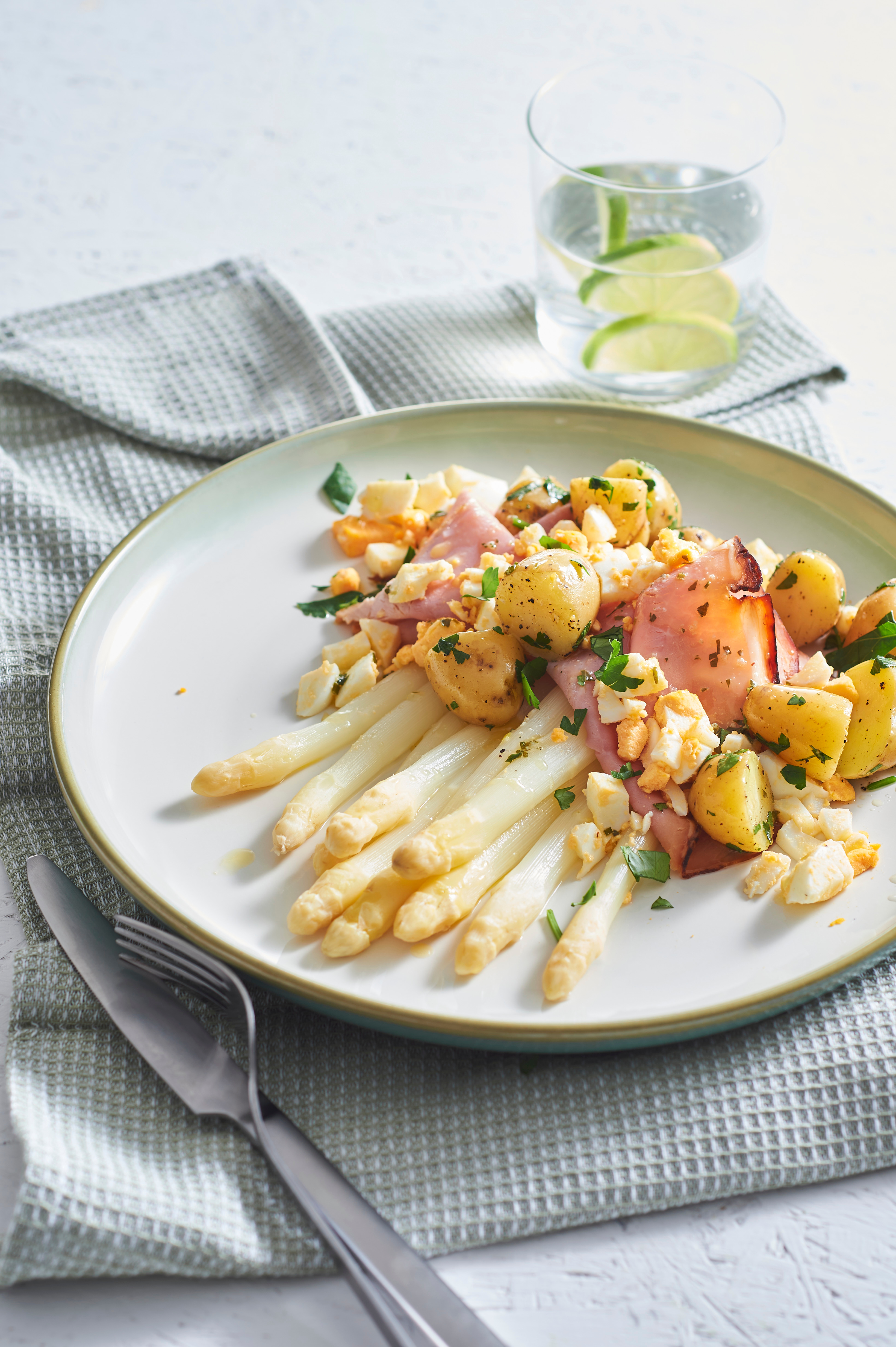 Asperges met krieltjes, ham en ei