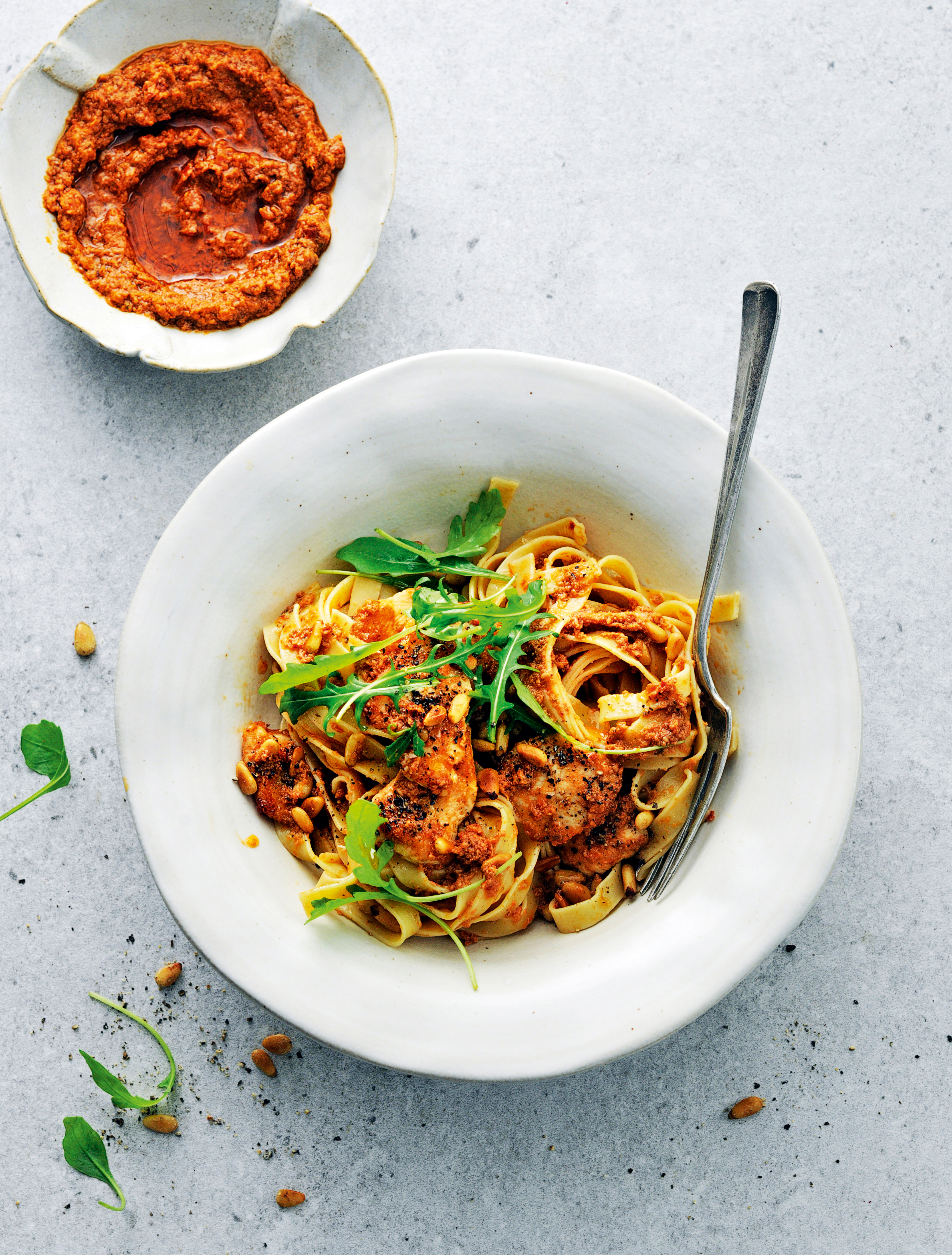 Tagliatelle con Pesto Rosso, pollo e rucola