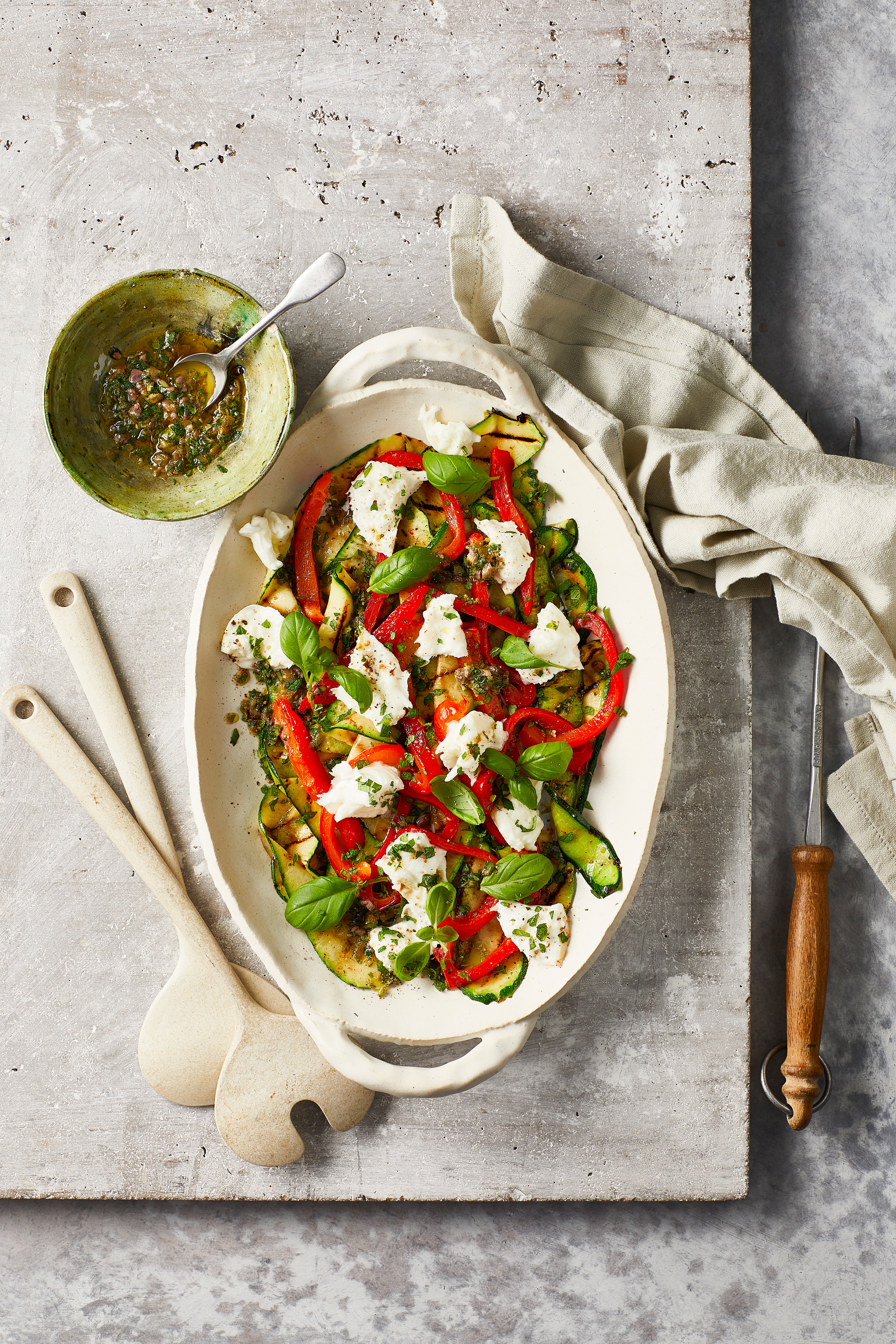 Courgettesalade met gepofte paprika en mozzarella