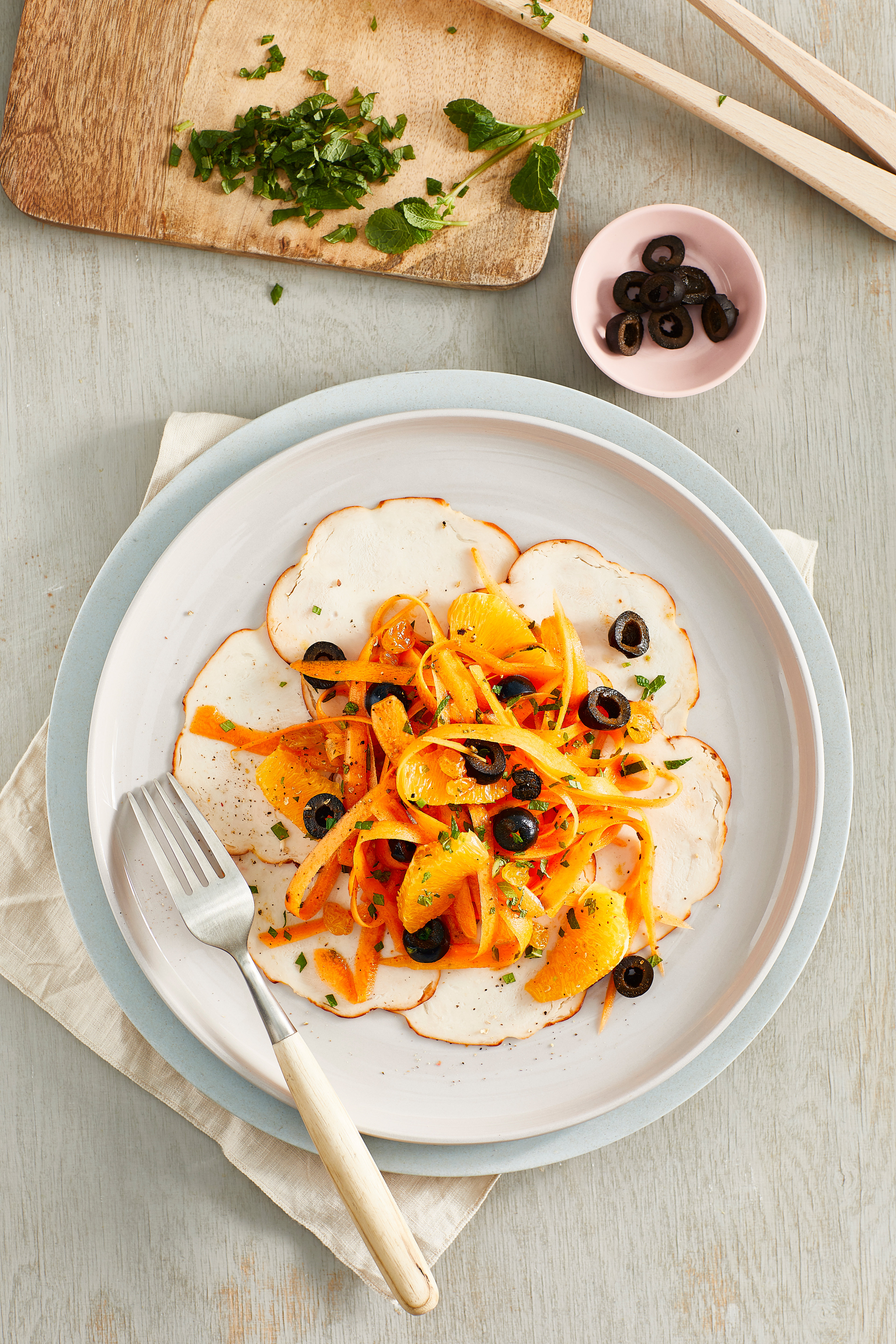 Wortel-sinaasappelsalade met gerookte kip