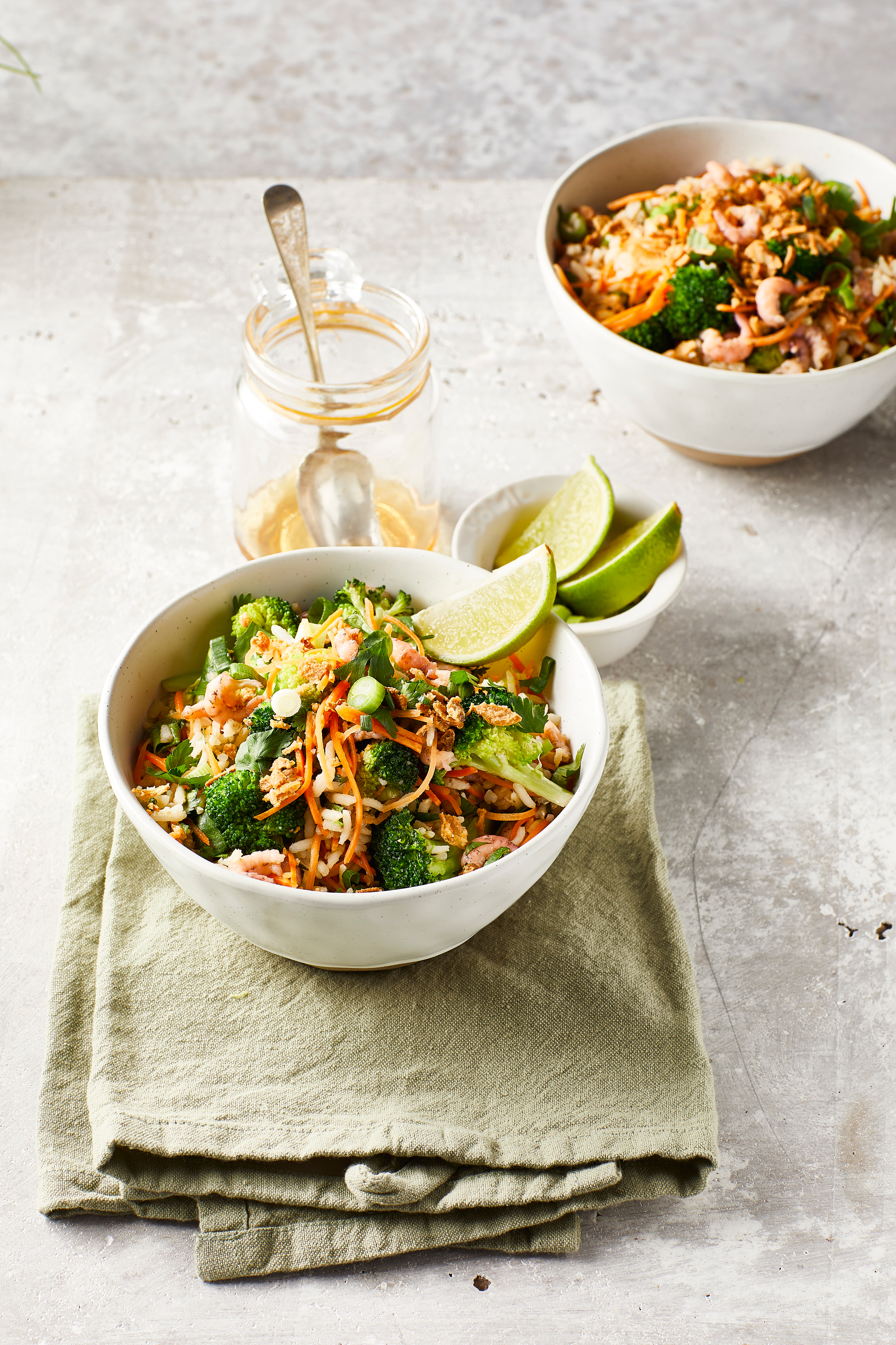 Oosterse rijstsalade met garnalen en broccoli
