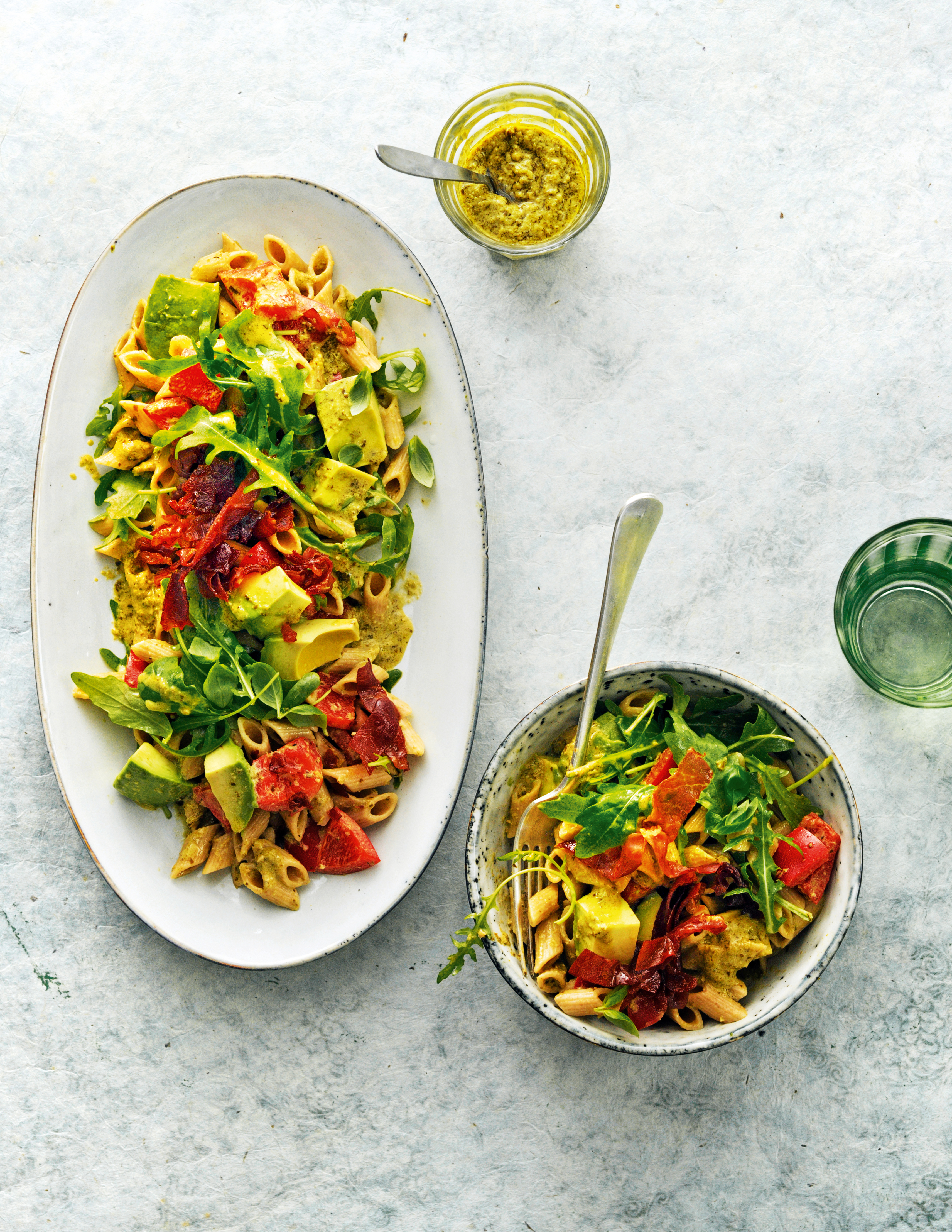 Pastasalade met pesto en avocado
