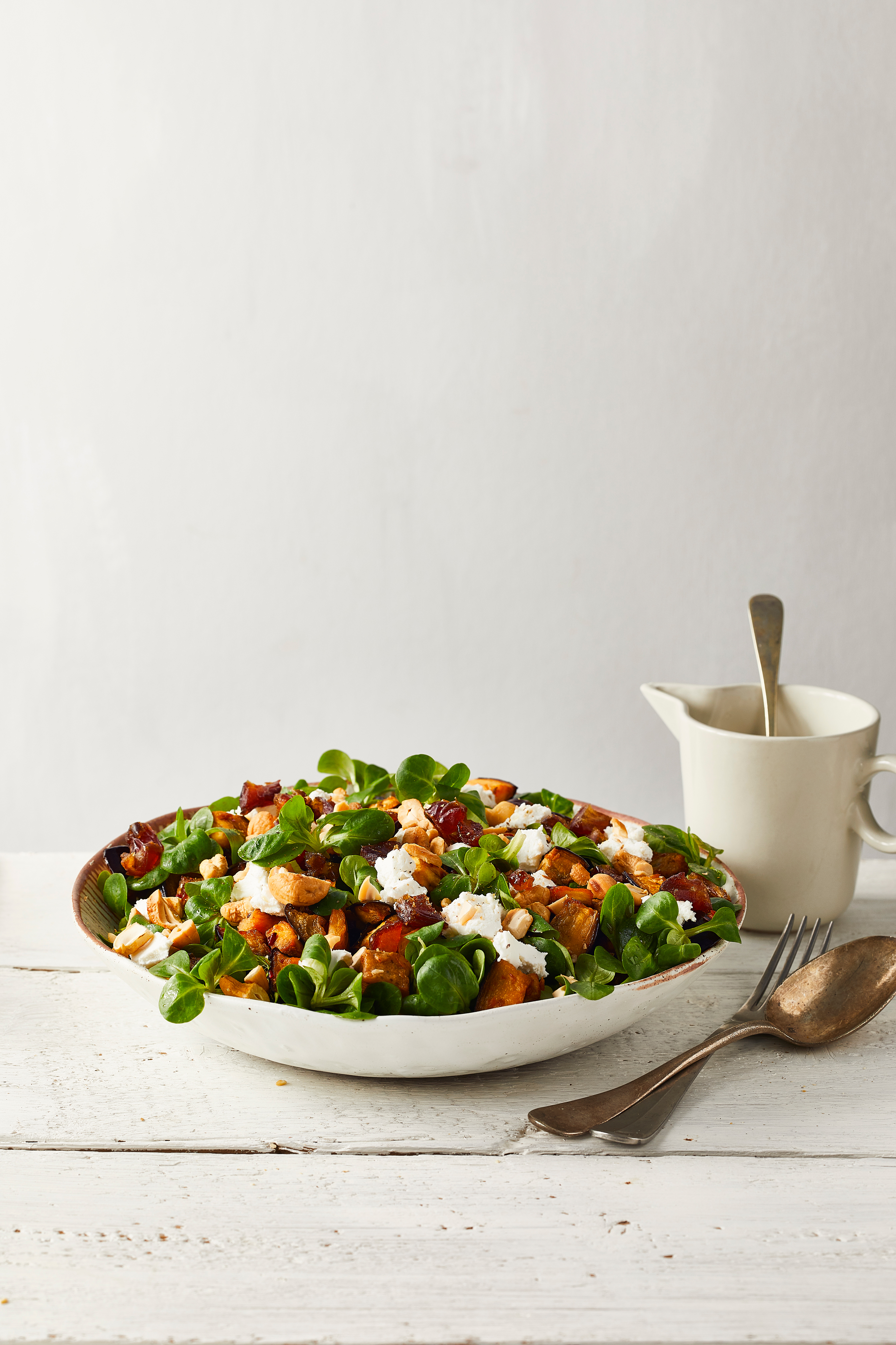 Pikante auberginesalade met geitenkaas en dadels