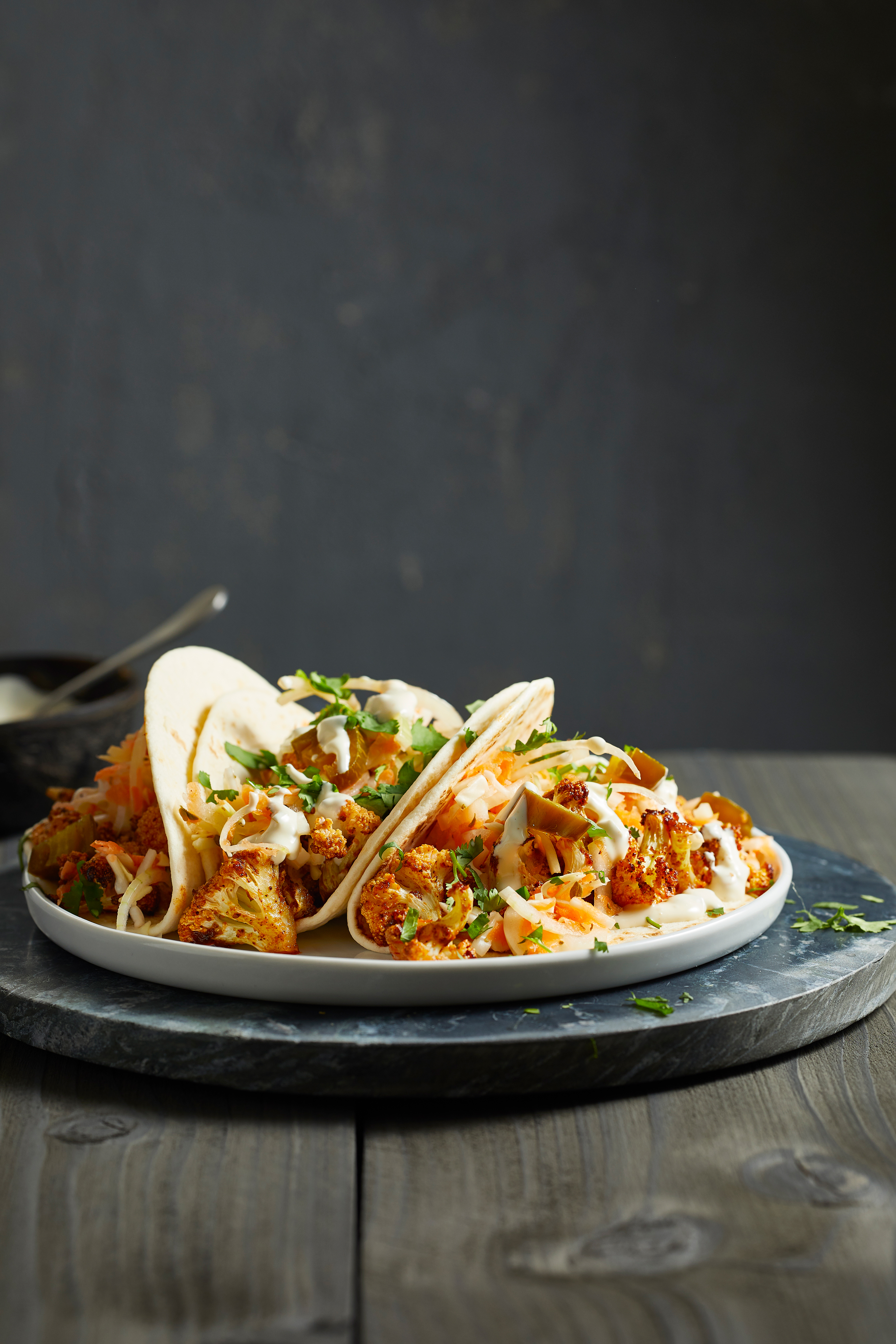 Bloemkooltaco's met curtido en jalapeñosaus