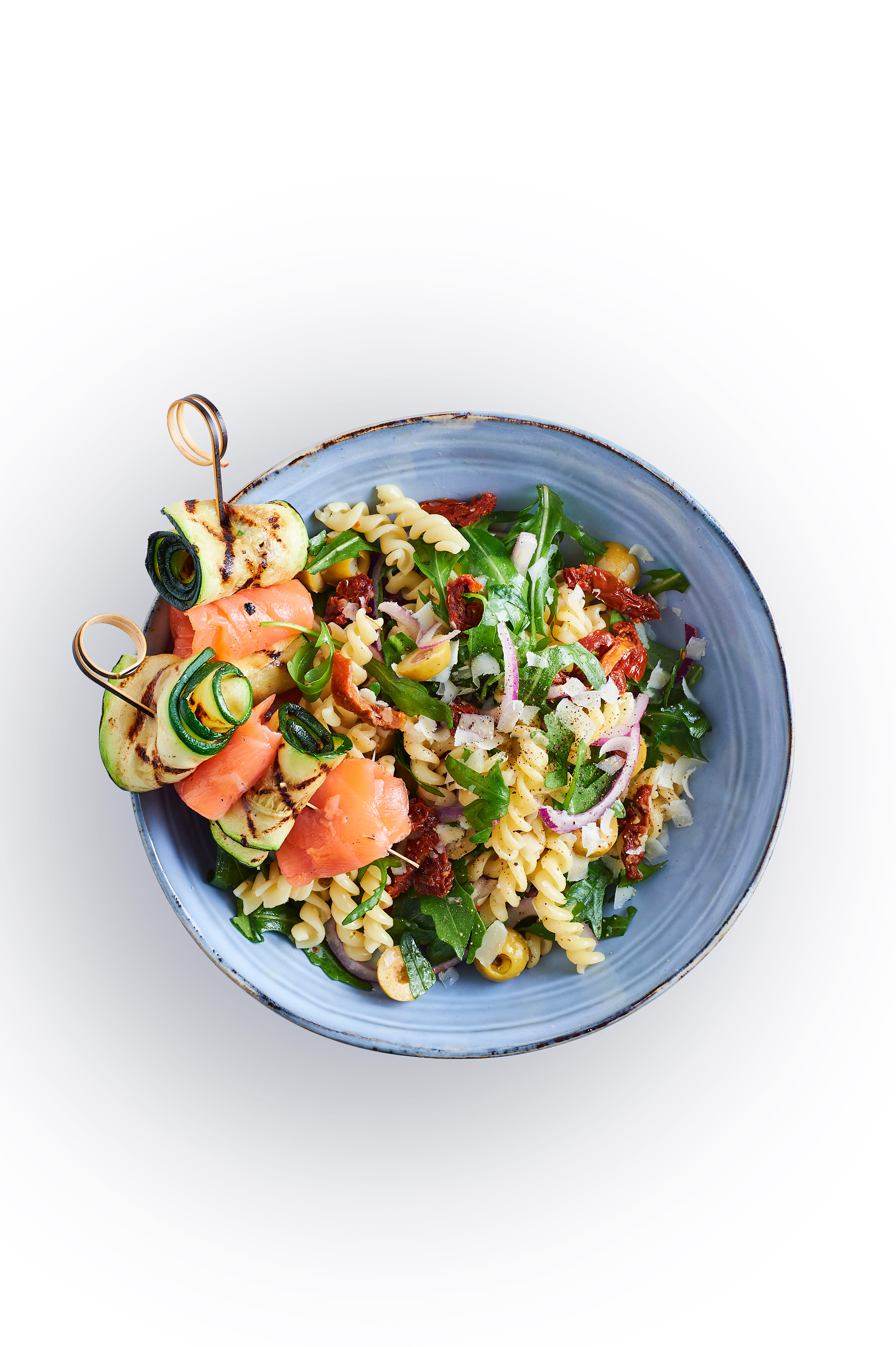 Courgettespiesjes met zalm en pastasalade