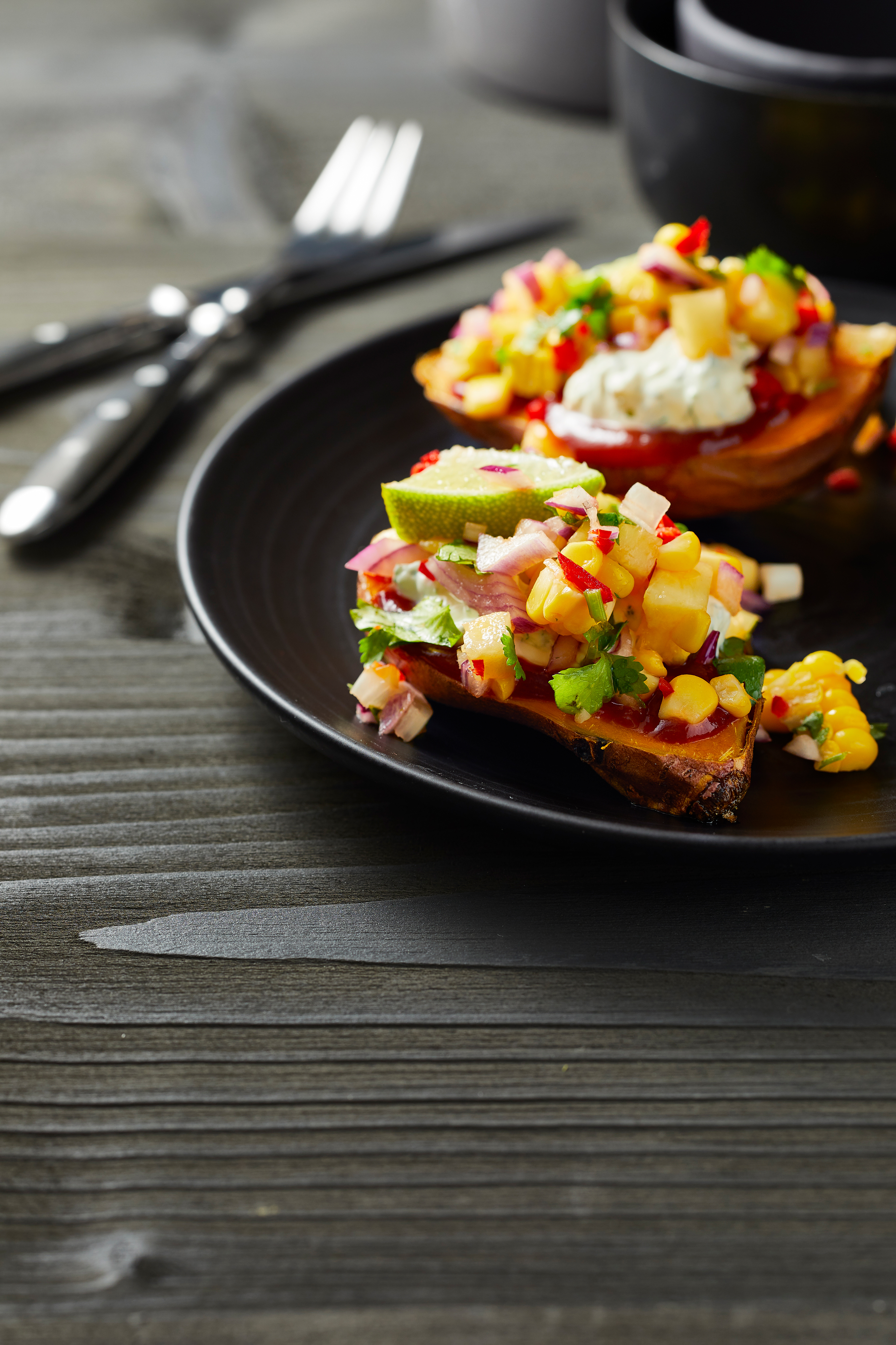 Gepofte zoete aardappel met maissalsa