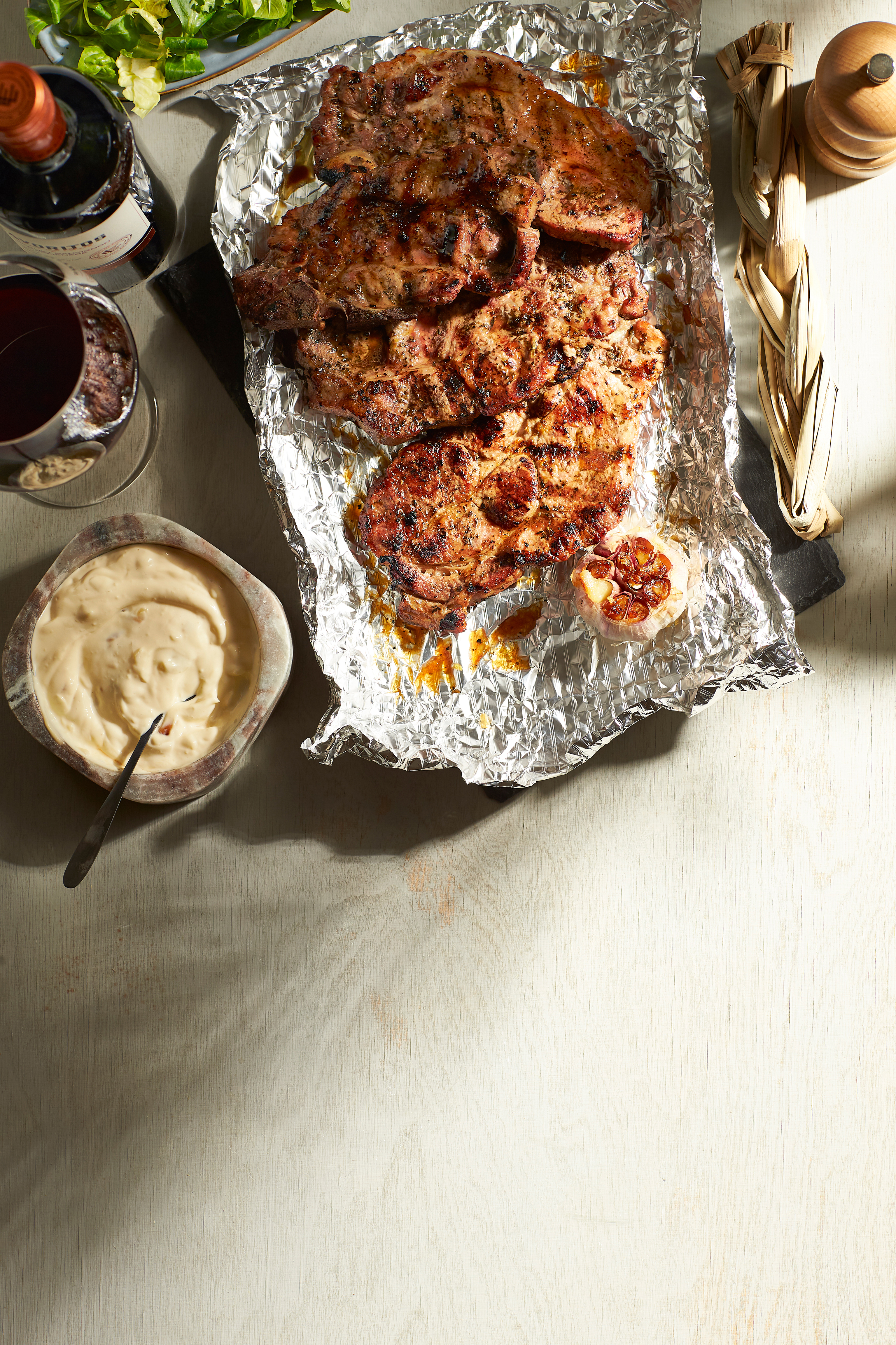 Schouderkarbonade met smokey knoflooksaus