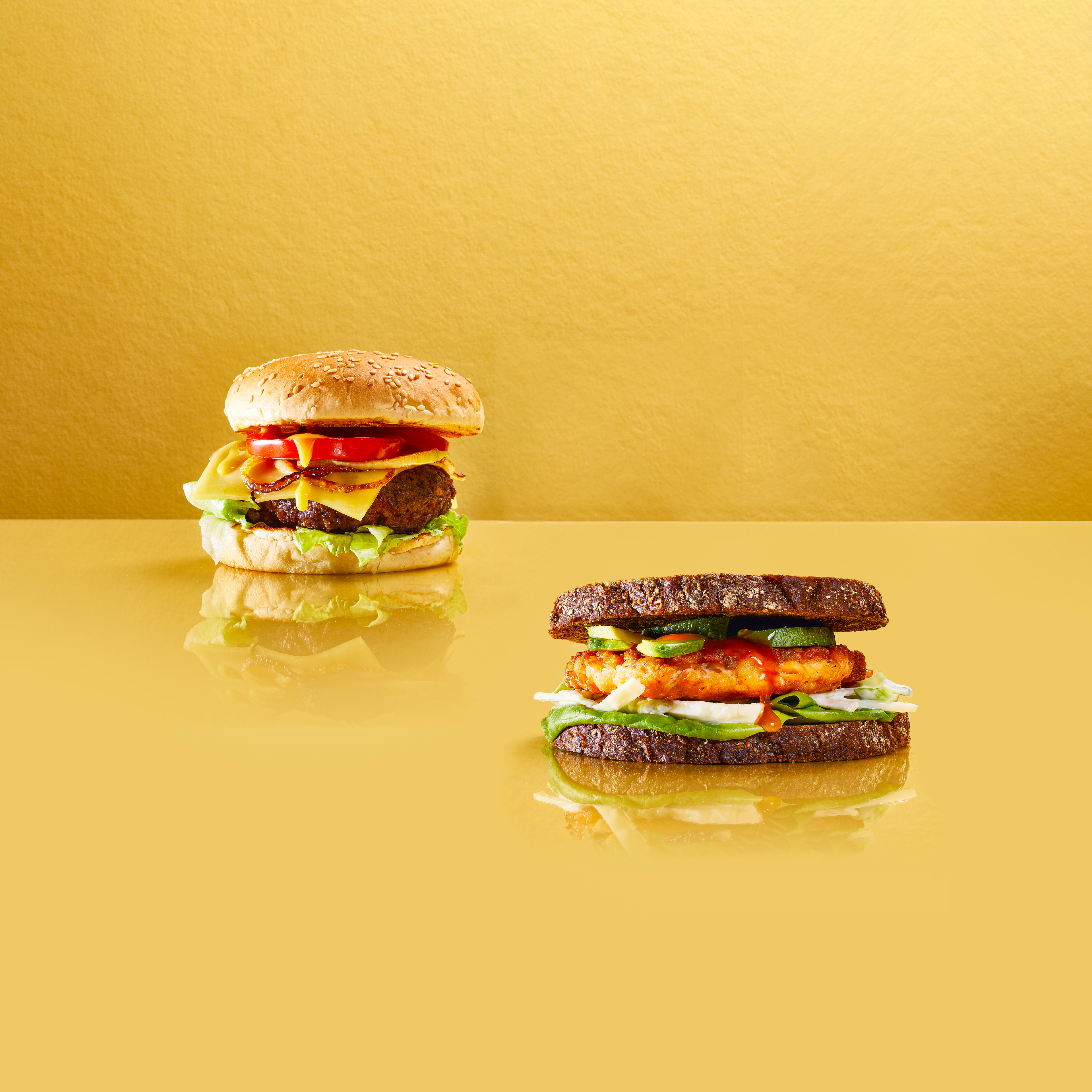 Visburger met avocado en koolsla