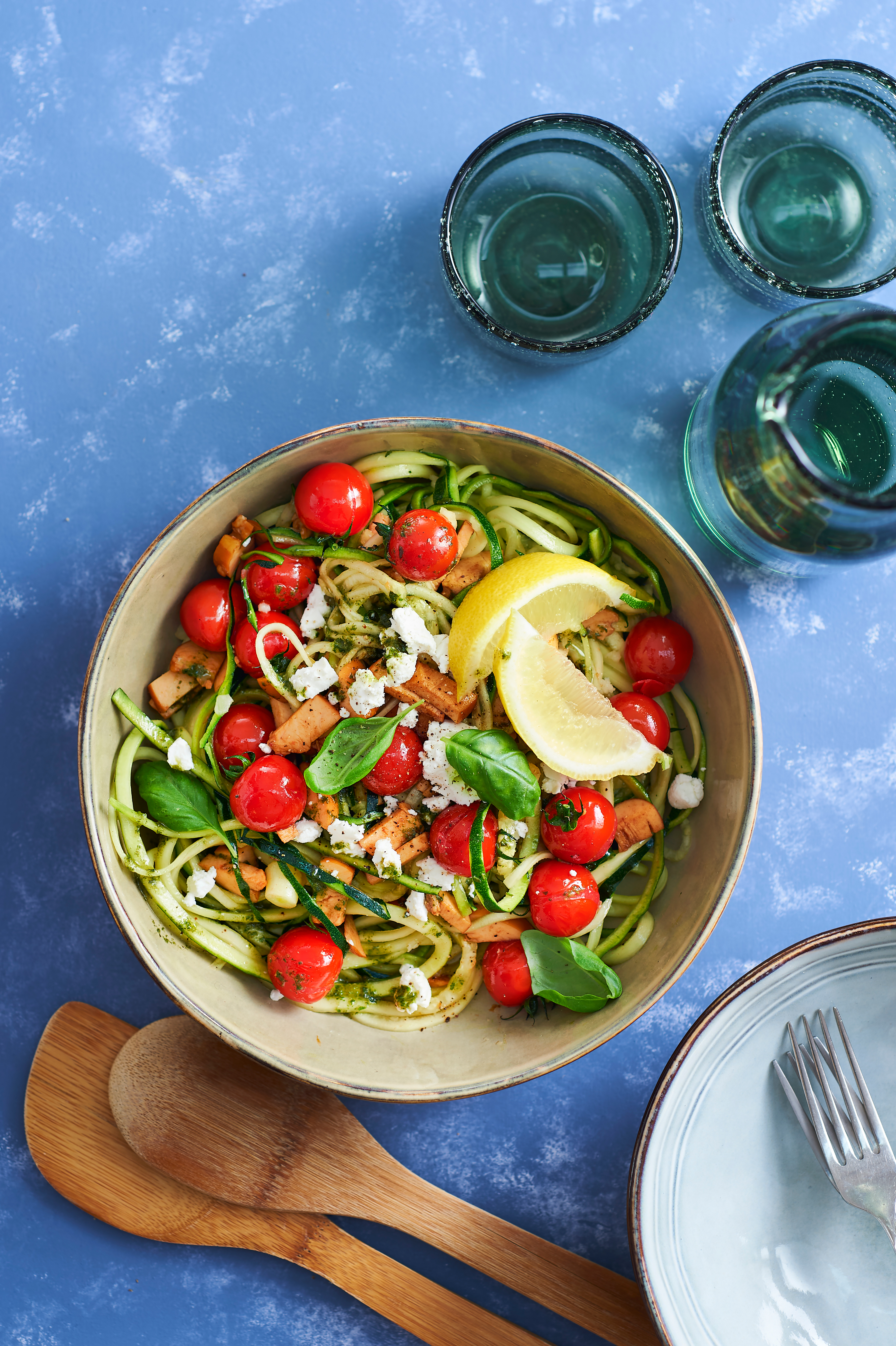 Courgettetagliatelle met tomaat, gerookte kip en geitenkaas
