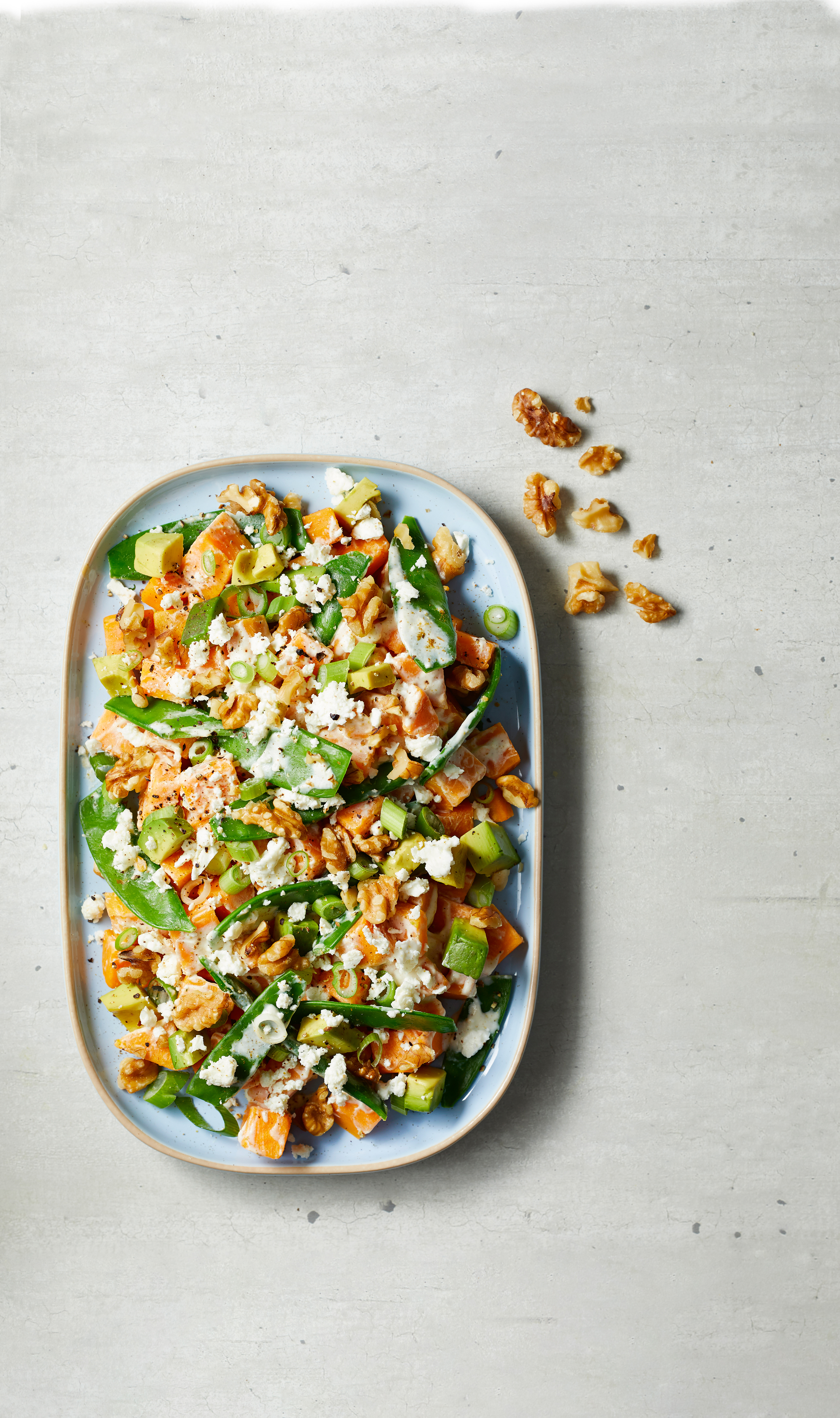 Zoete-aardappelsalade met peultjes, feta en walnoten