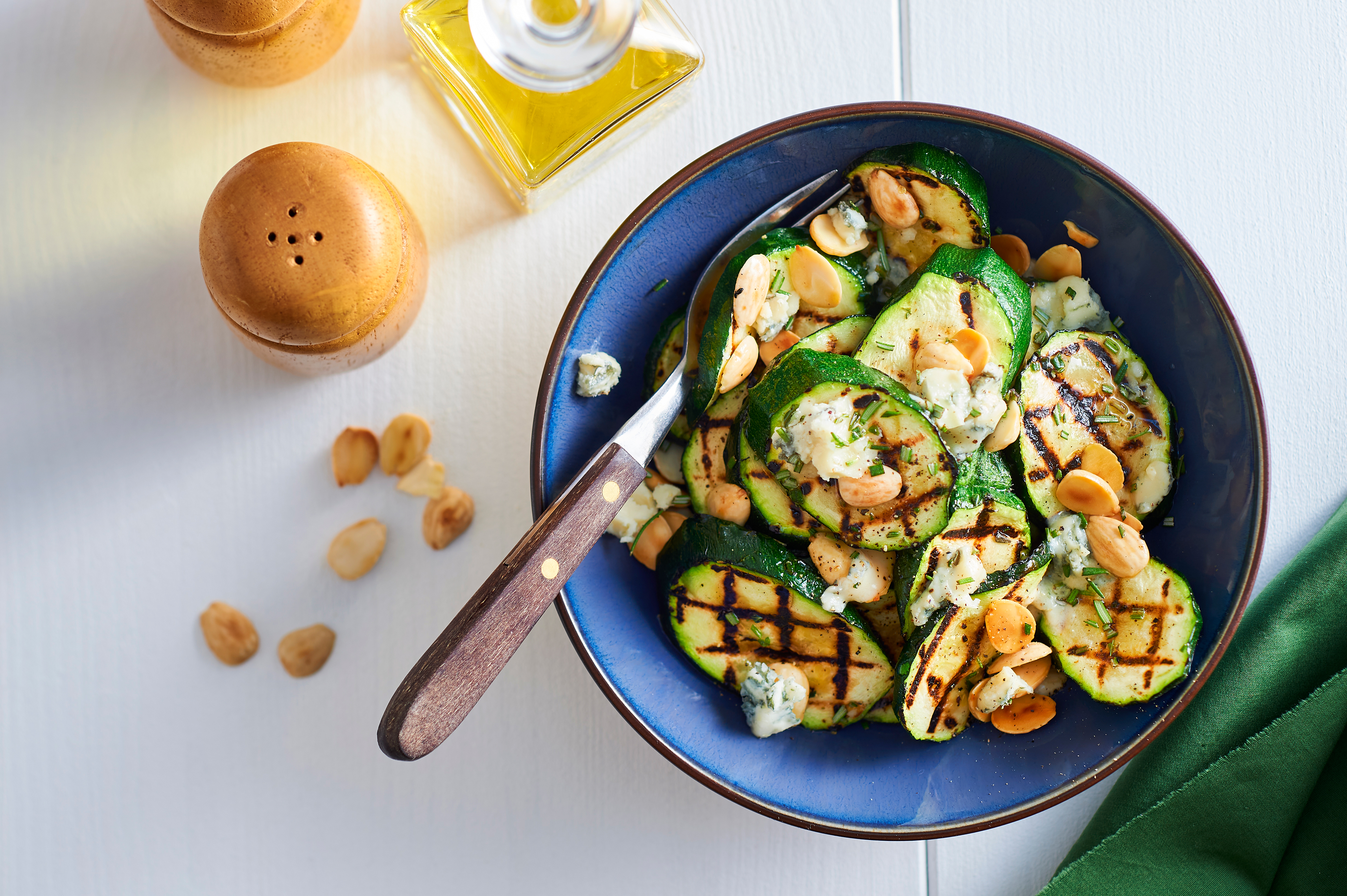 Geroosterde-courgettesalade met amandel en gorgonzola