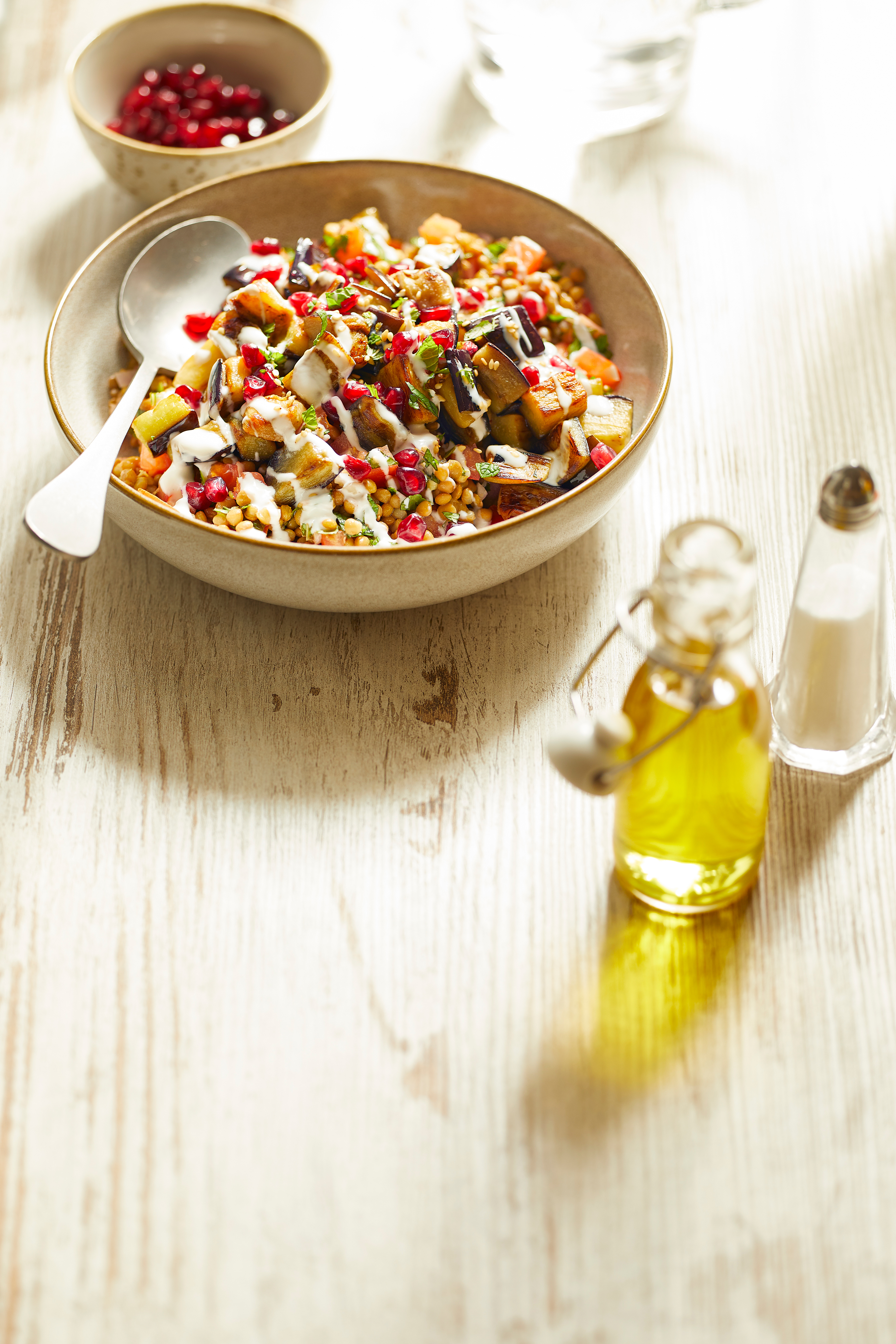 Linzensalade met aubergine en granaatappel