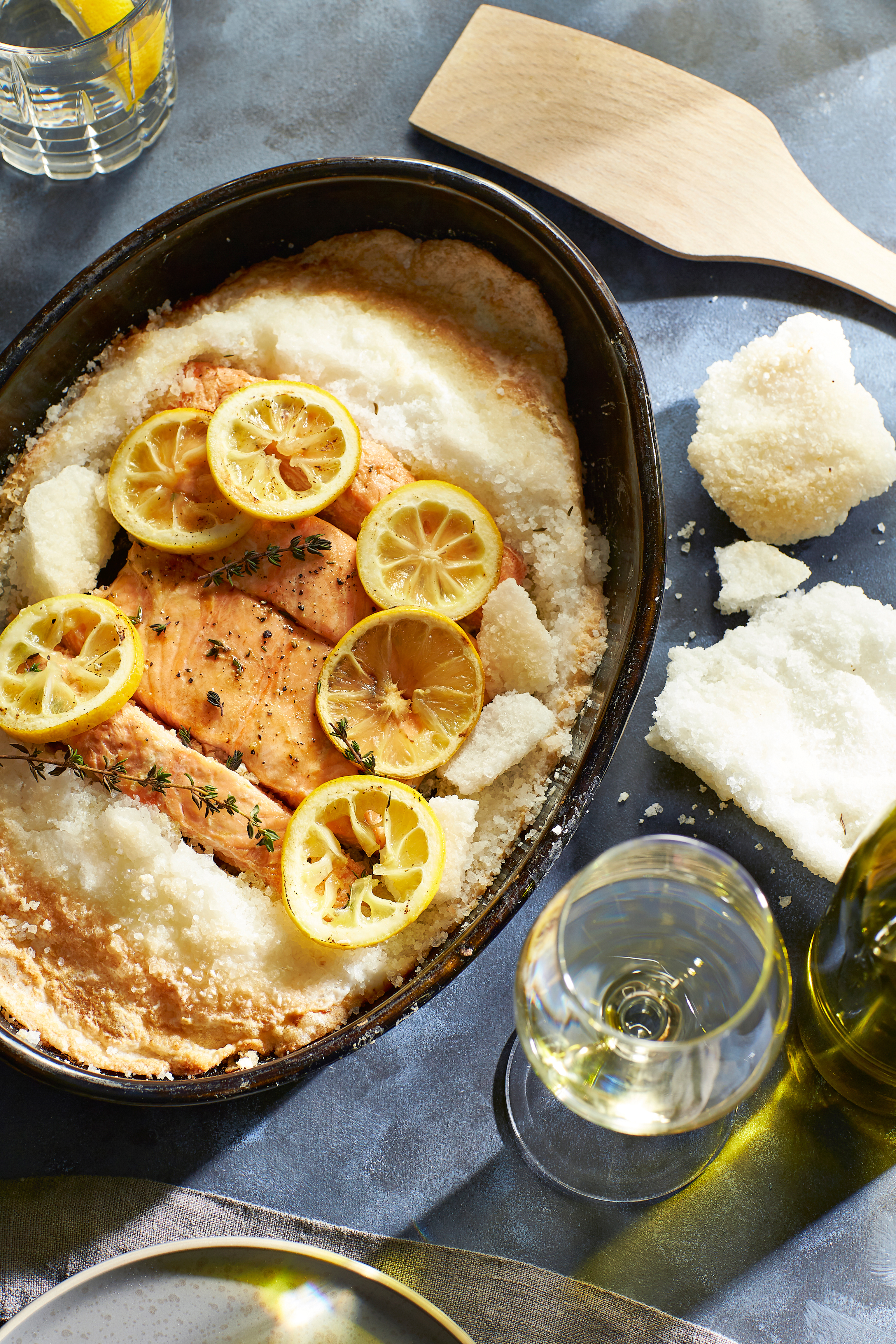 Zalm met citroen en tijm in zoutkorst