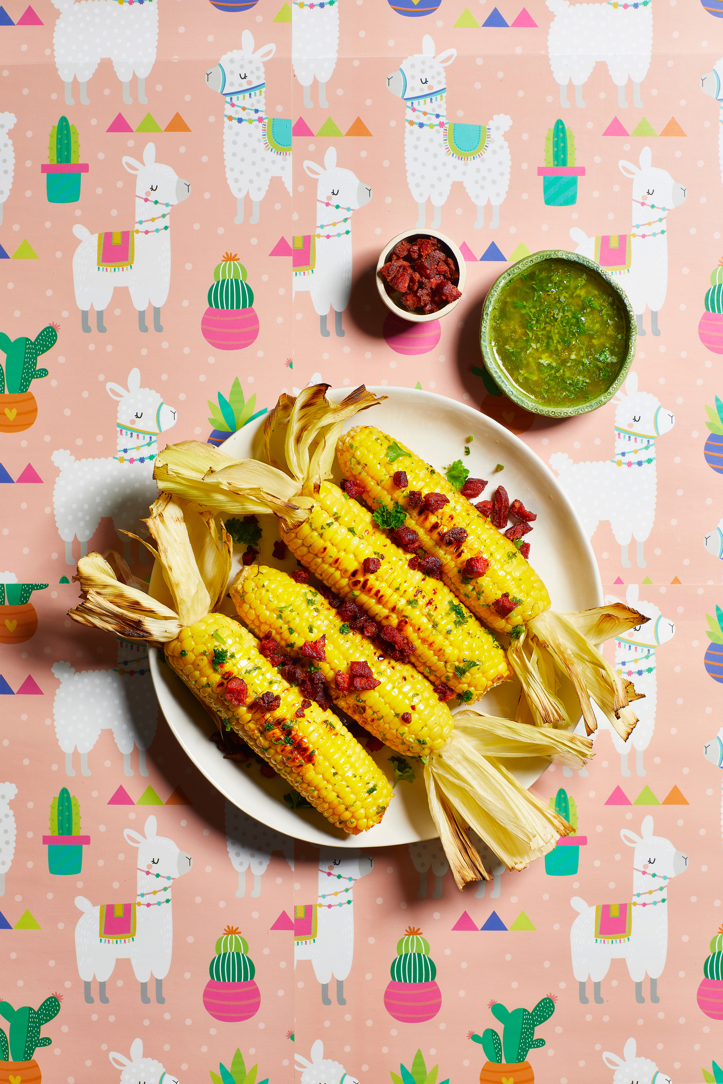 Maiskolven met peterselieboter en chorizo