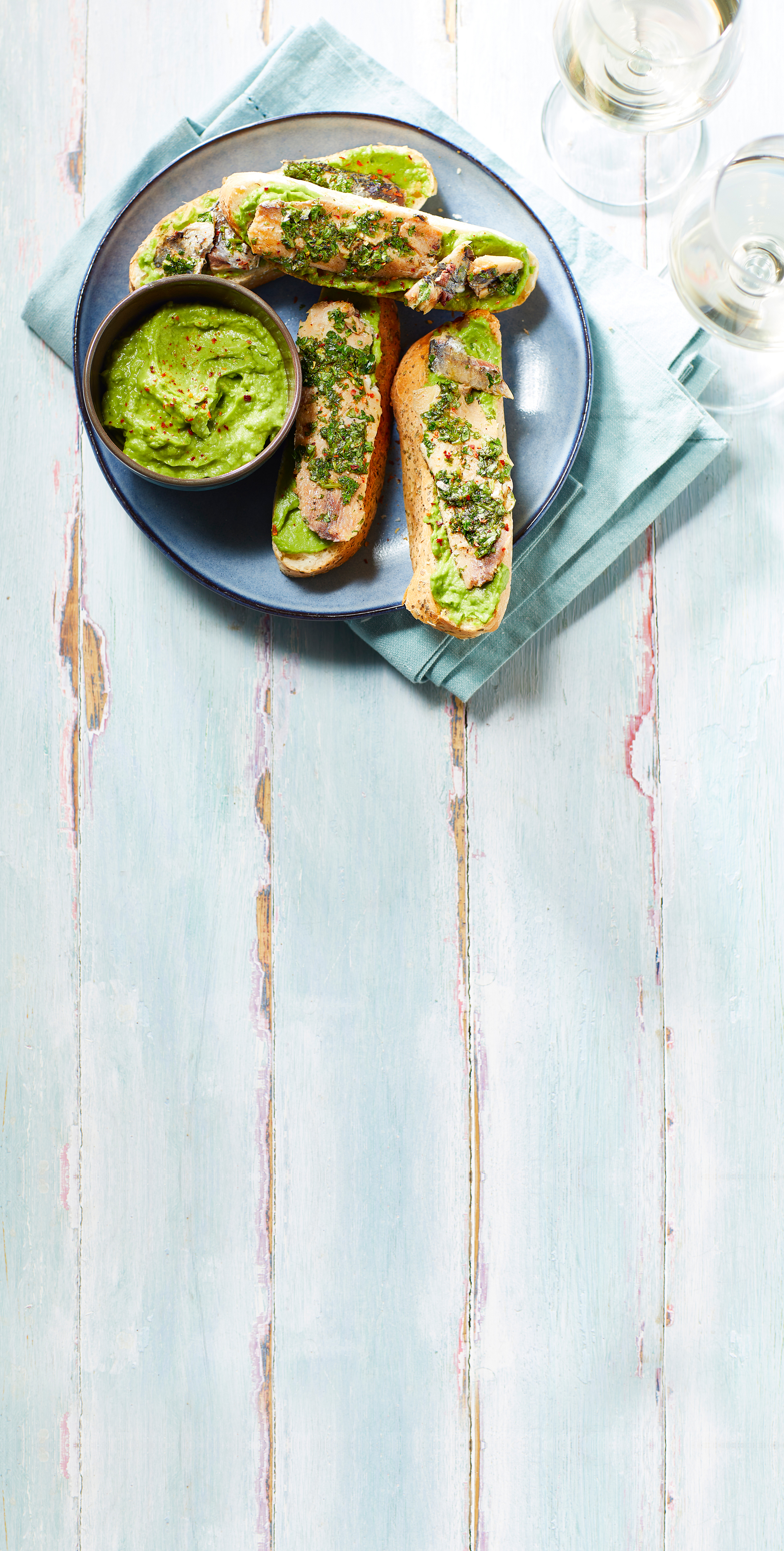 Focaccia-toast met erwtenhummus en sardine