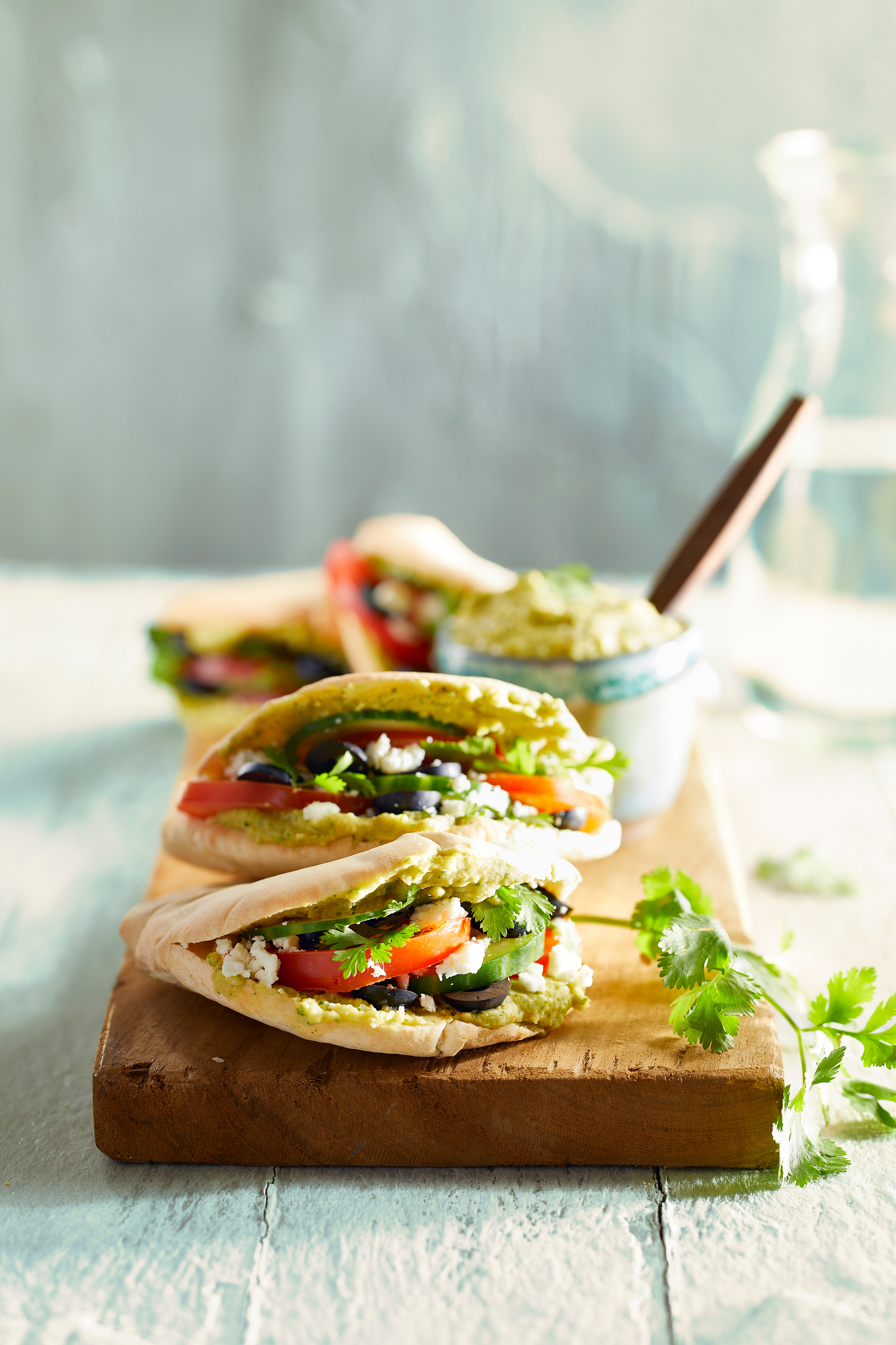 Pita met korianderhummus, feta en olijven