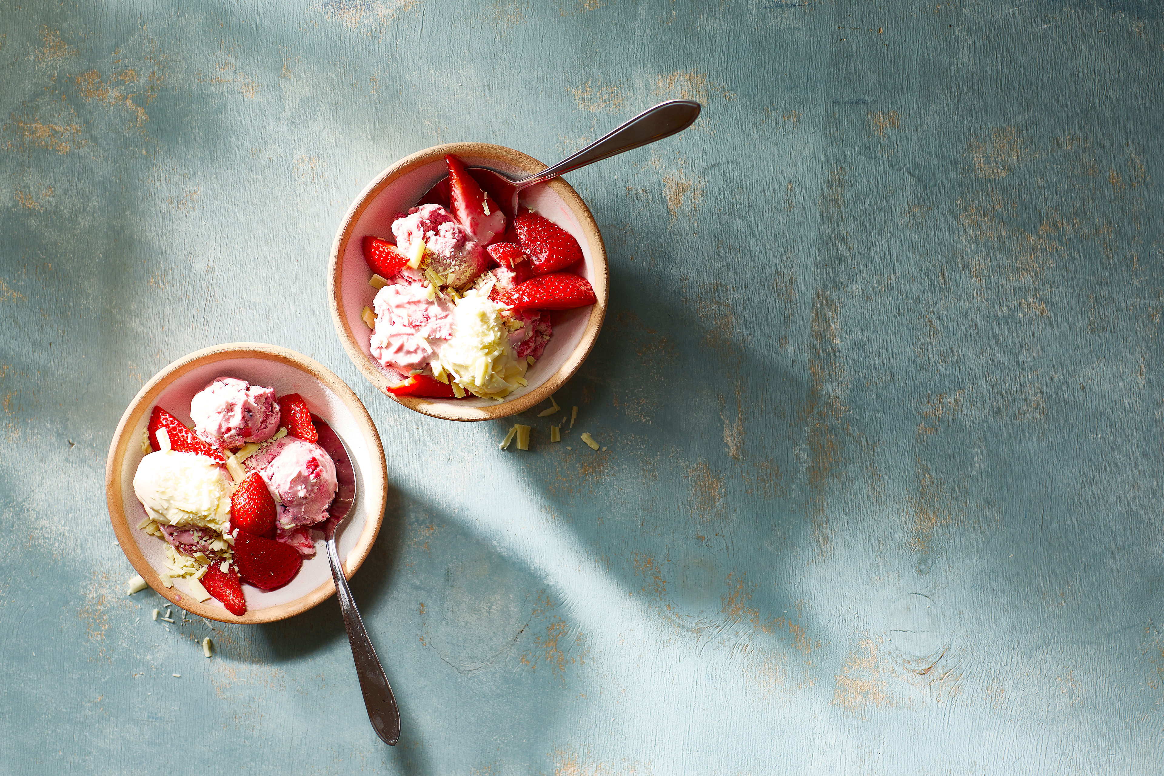 Yoghurt-aardbeienijs met witte chocolade