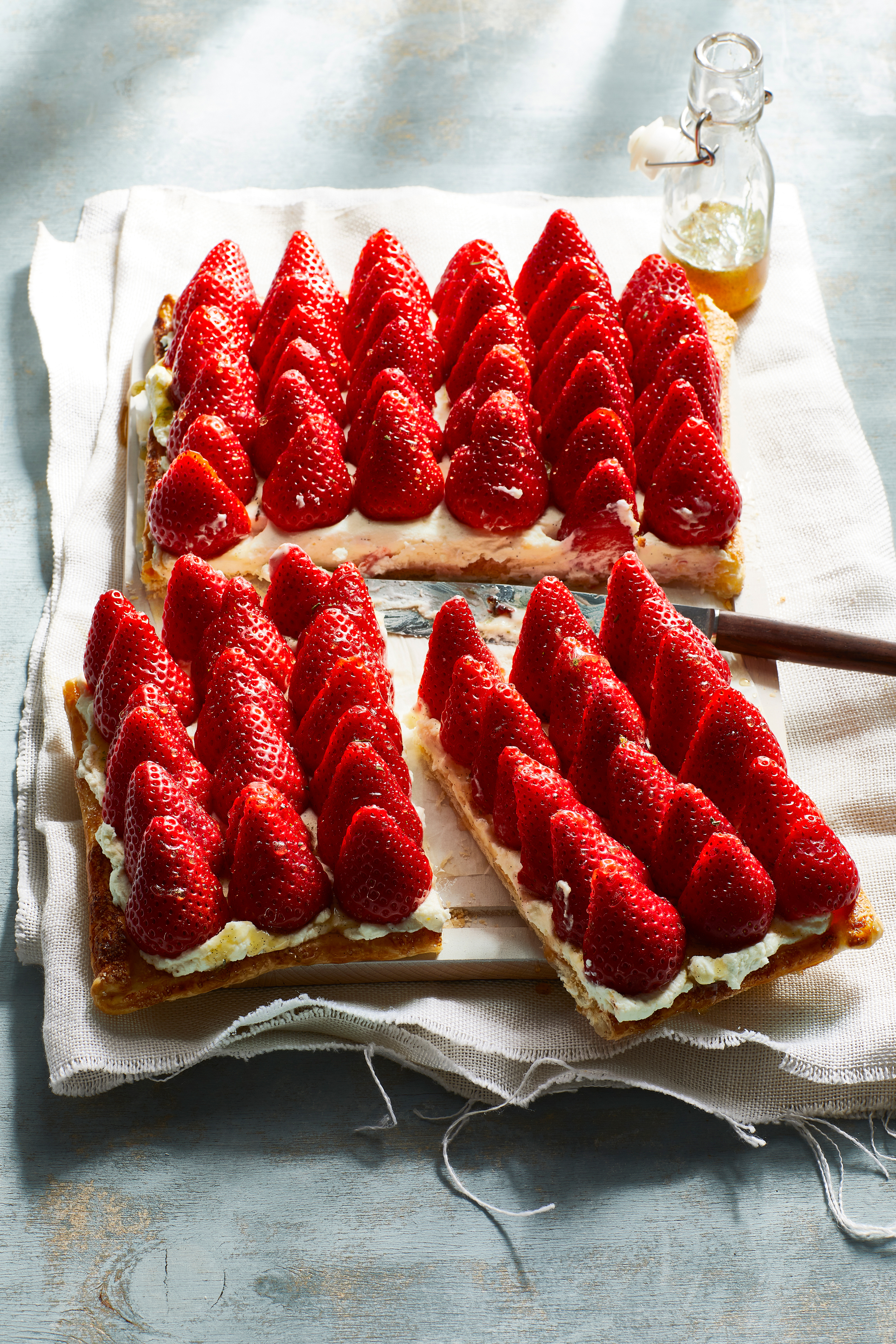 Aardbeienplaattaart met vanillehoning en tijm