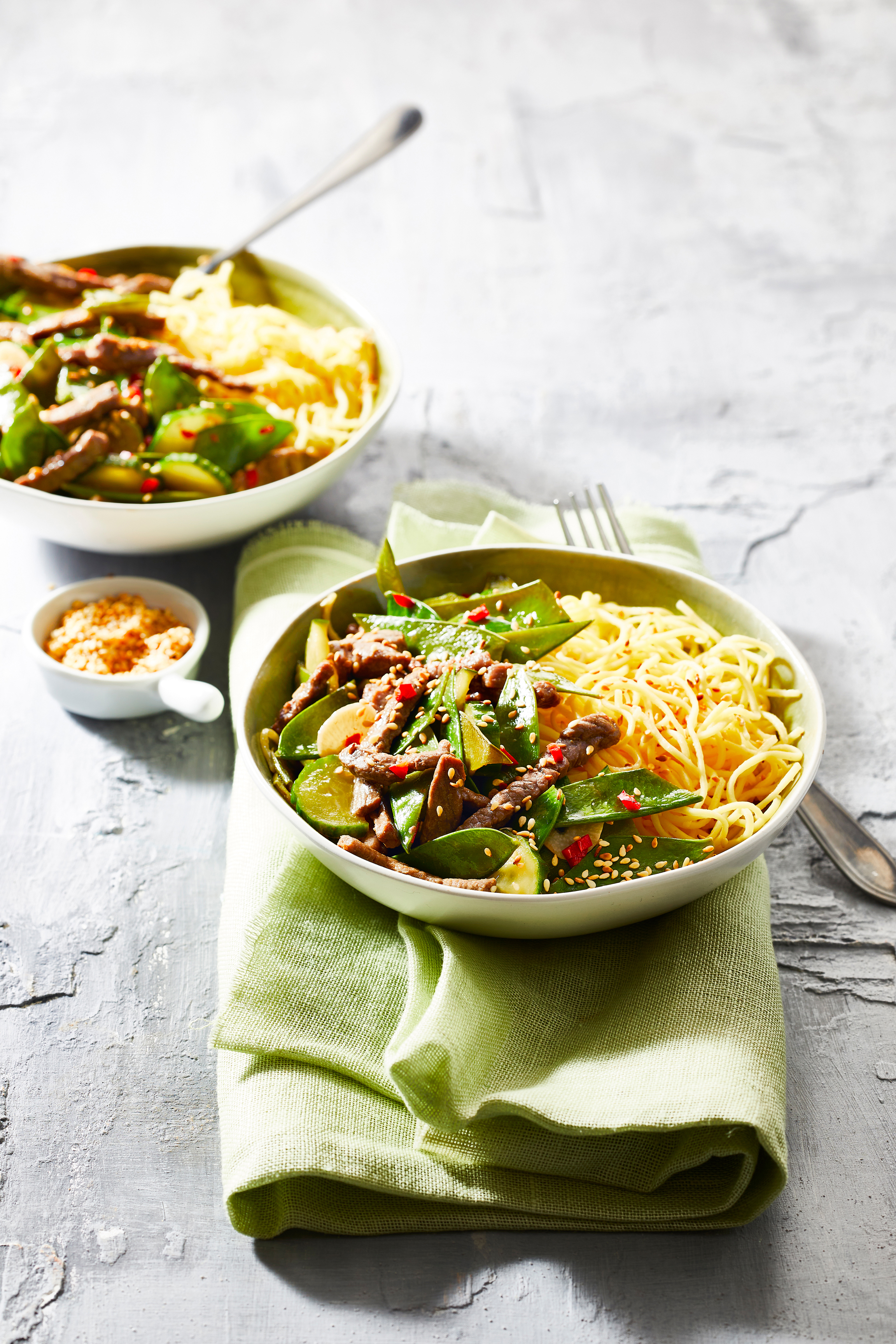 Peultjes met komkommer en biefreepjes in oestersaus