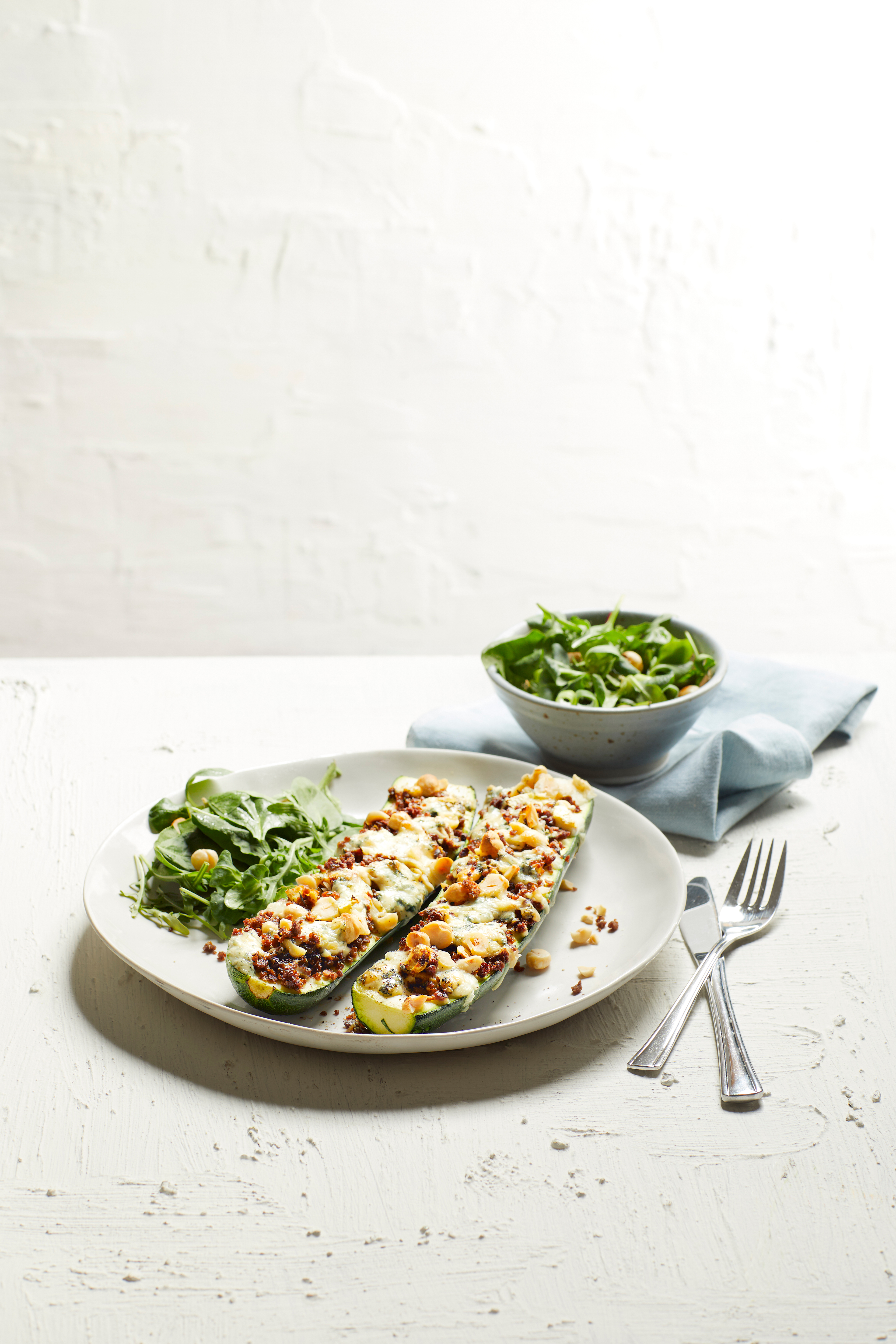 Gevulde courgette met blauwe kaas en hazelnoot