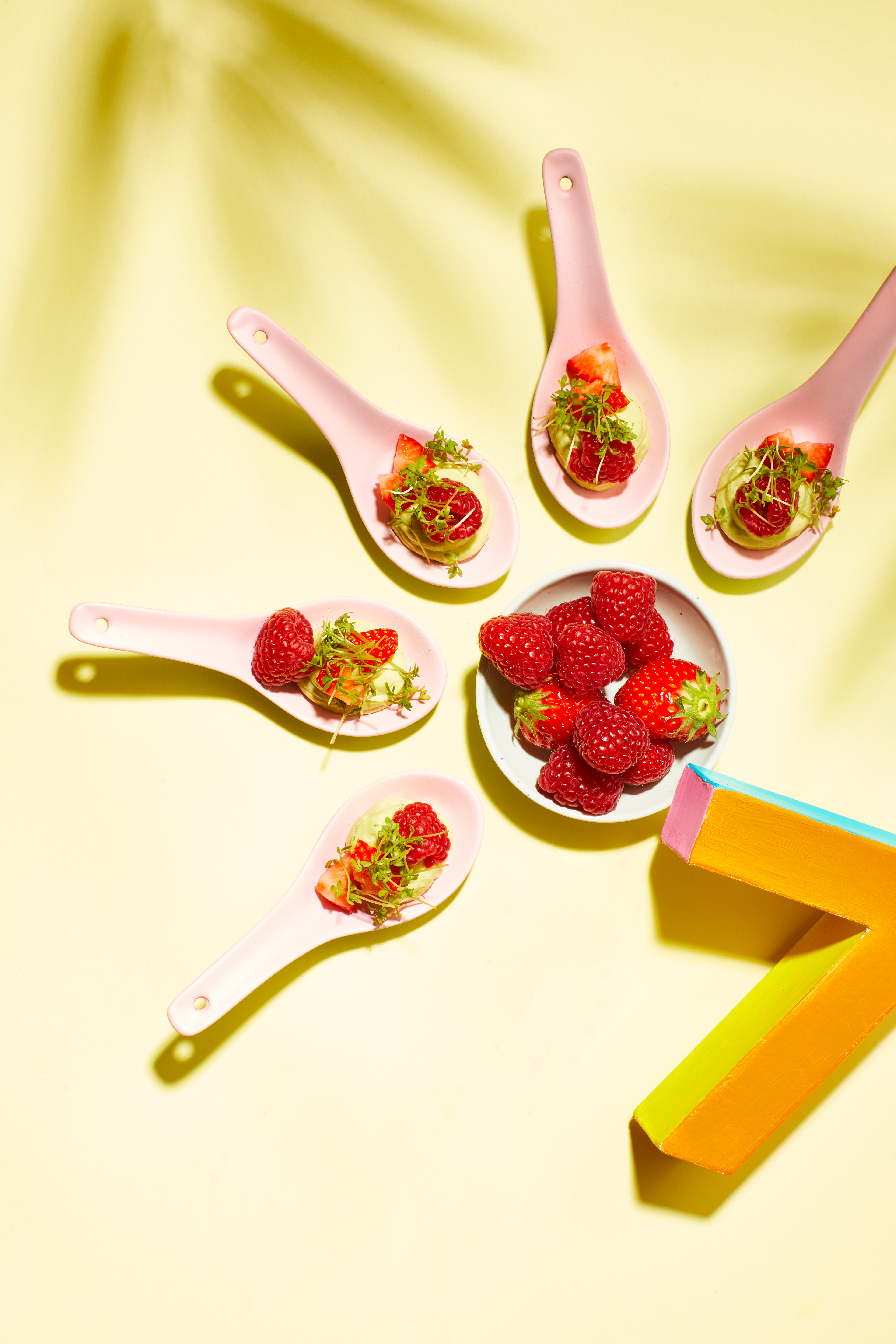 Lepelhapjes met avocado, munt en zomerfruit