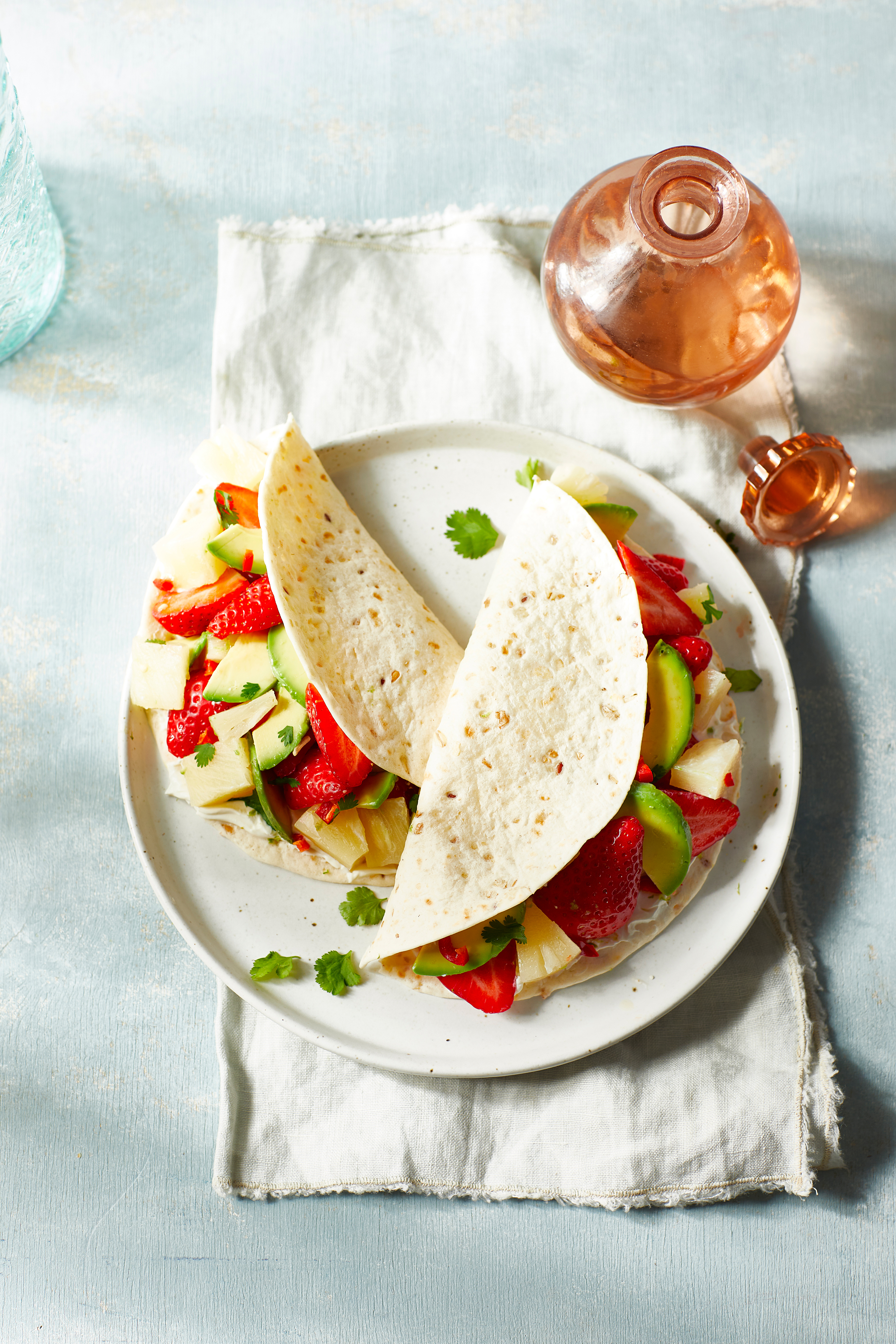 Wrap met aardbeien, avocado en ananas