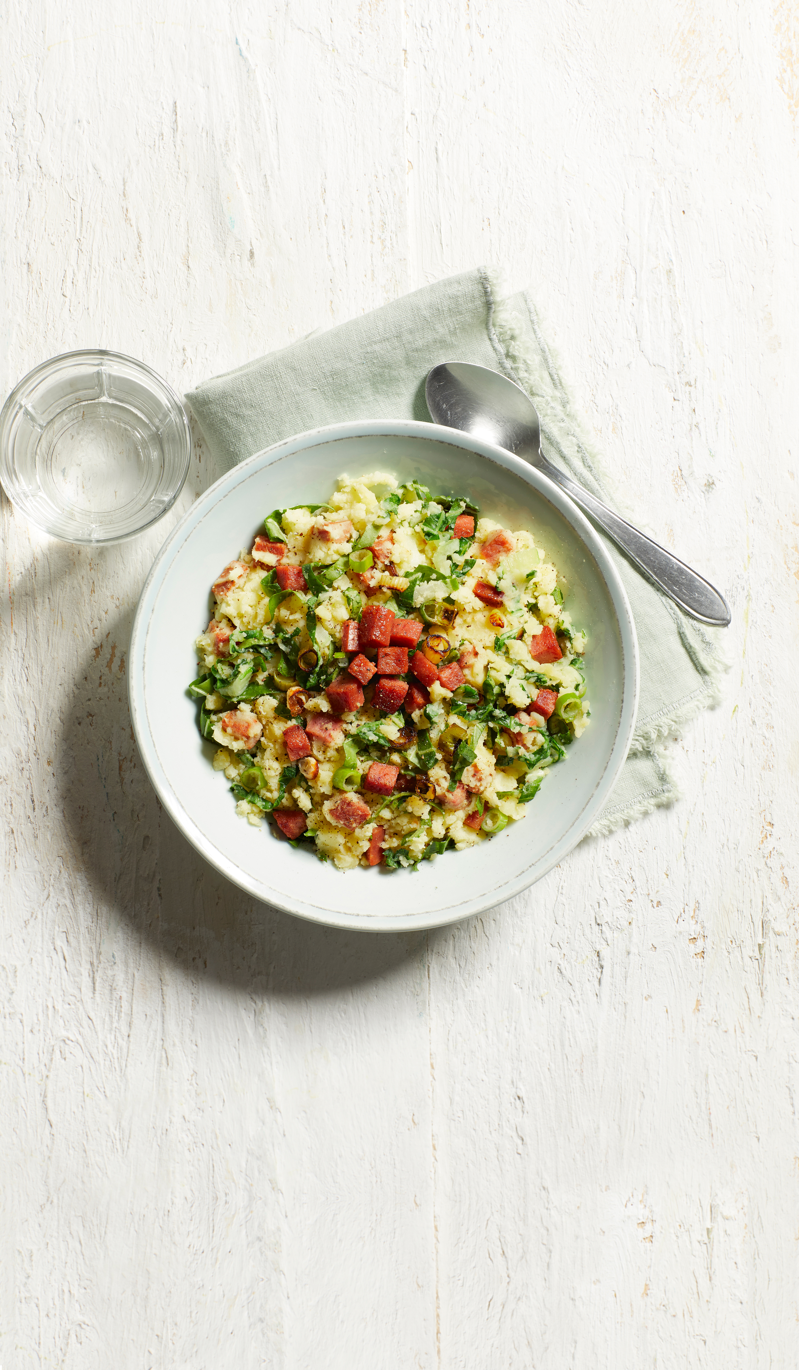 Paksoi-stamp met knapperige salami