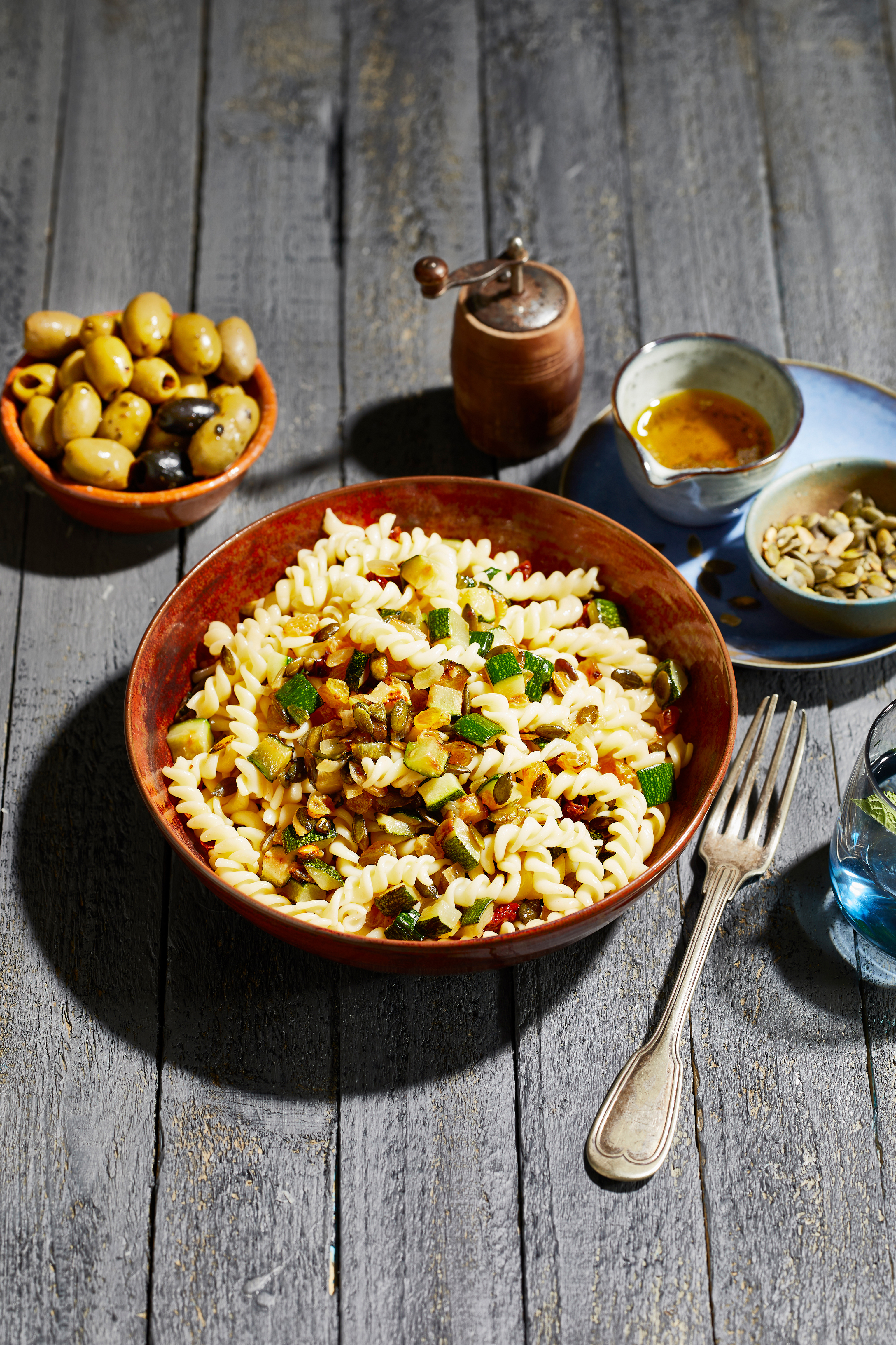 Fusilli met courgette, tomaat en rozijnen