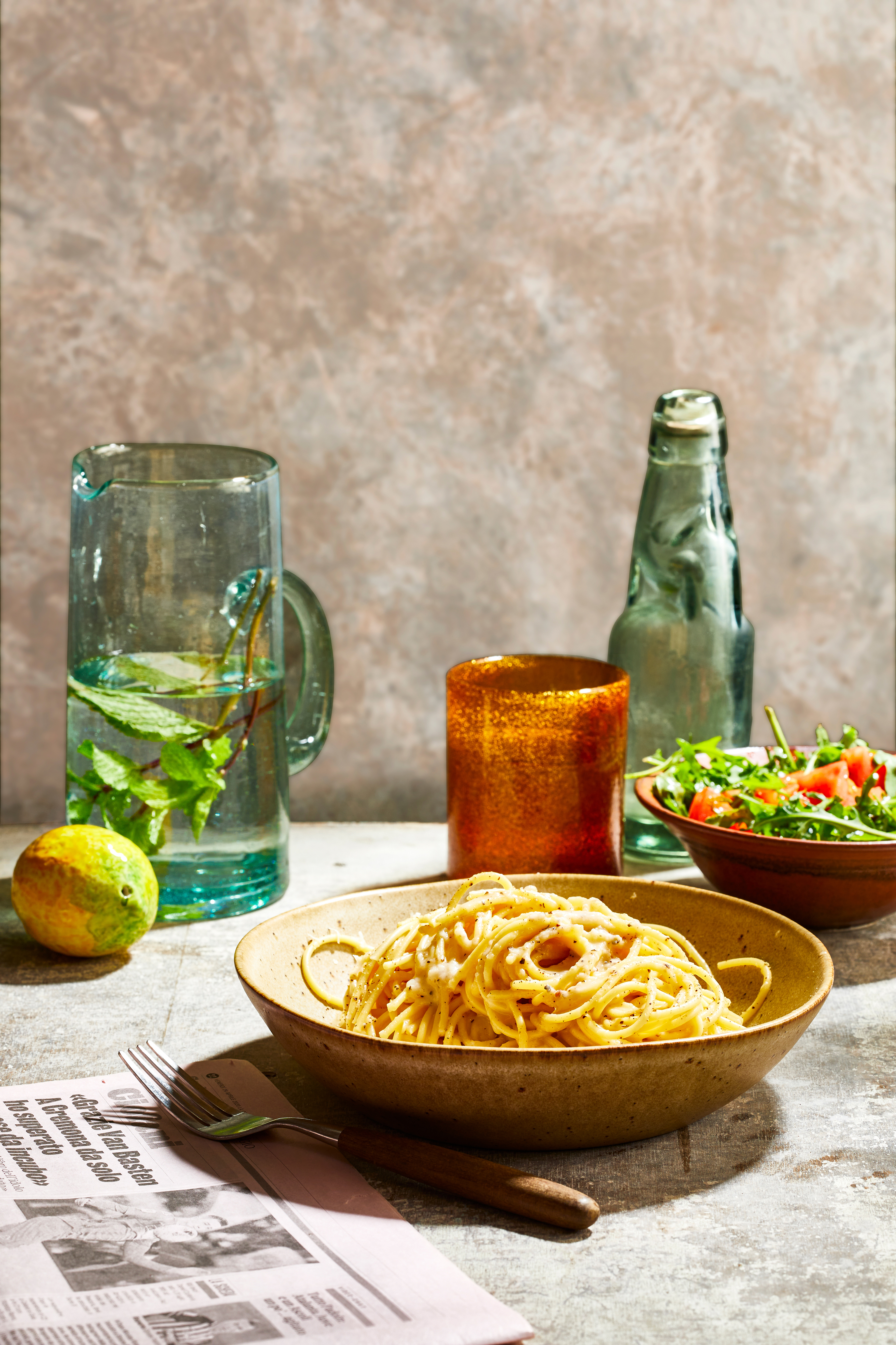 Spaghetti cacio e pepe met rucolasalade