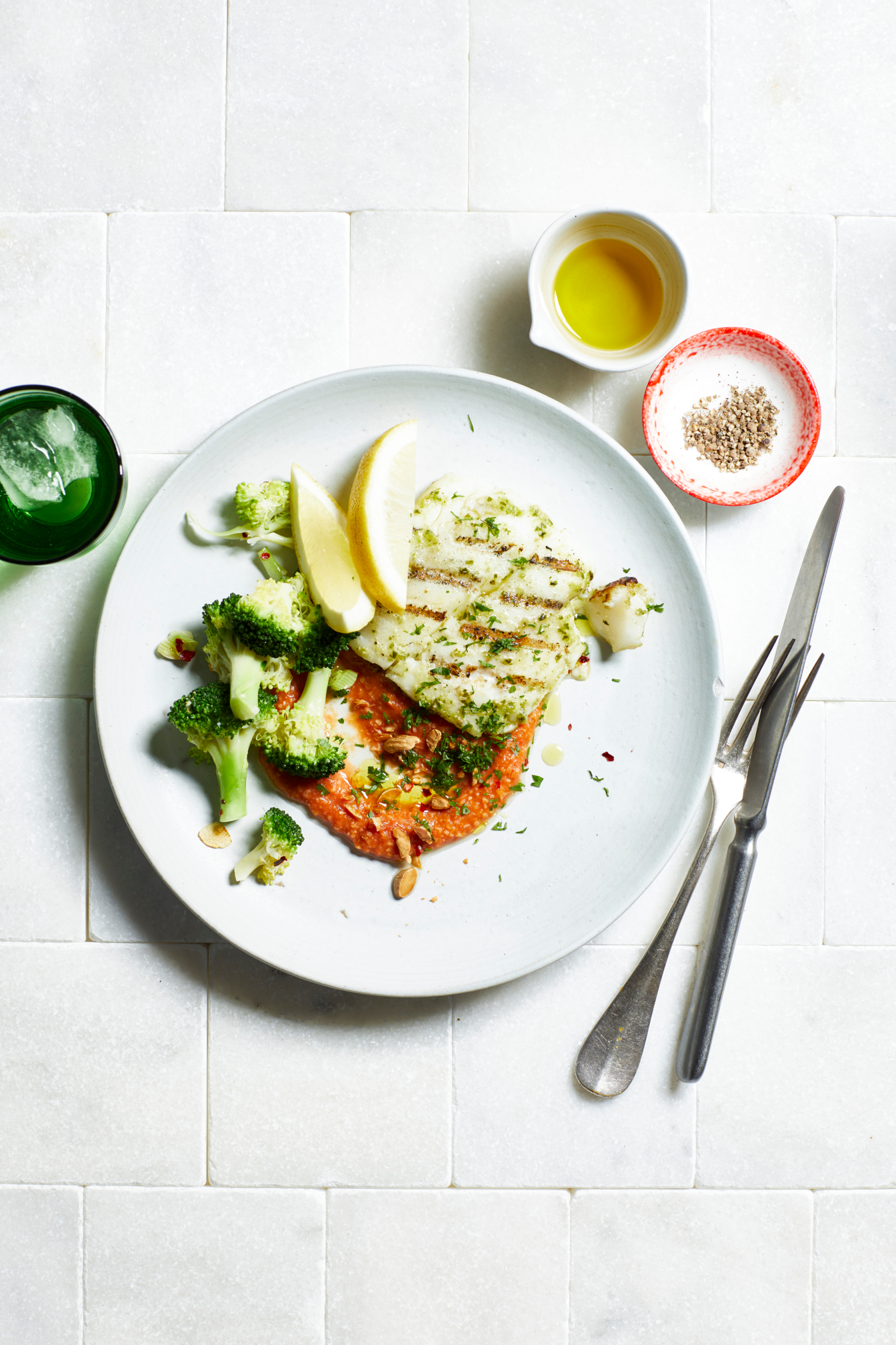 Geroosterde kabeljauw met pittige tomatensaus
