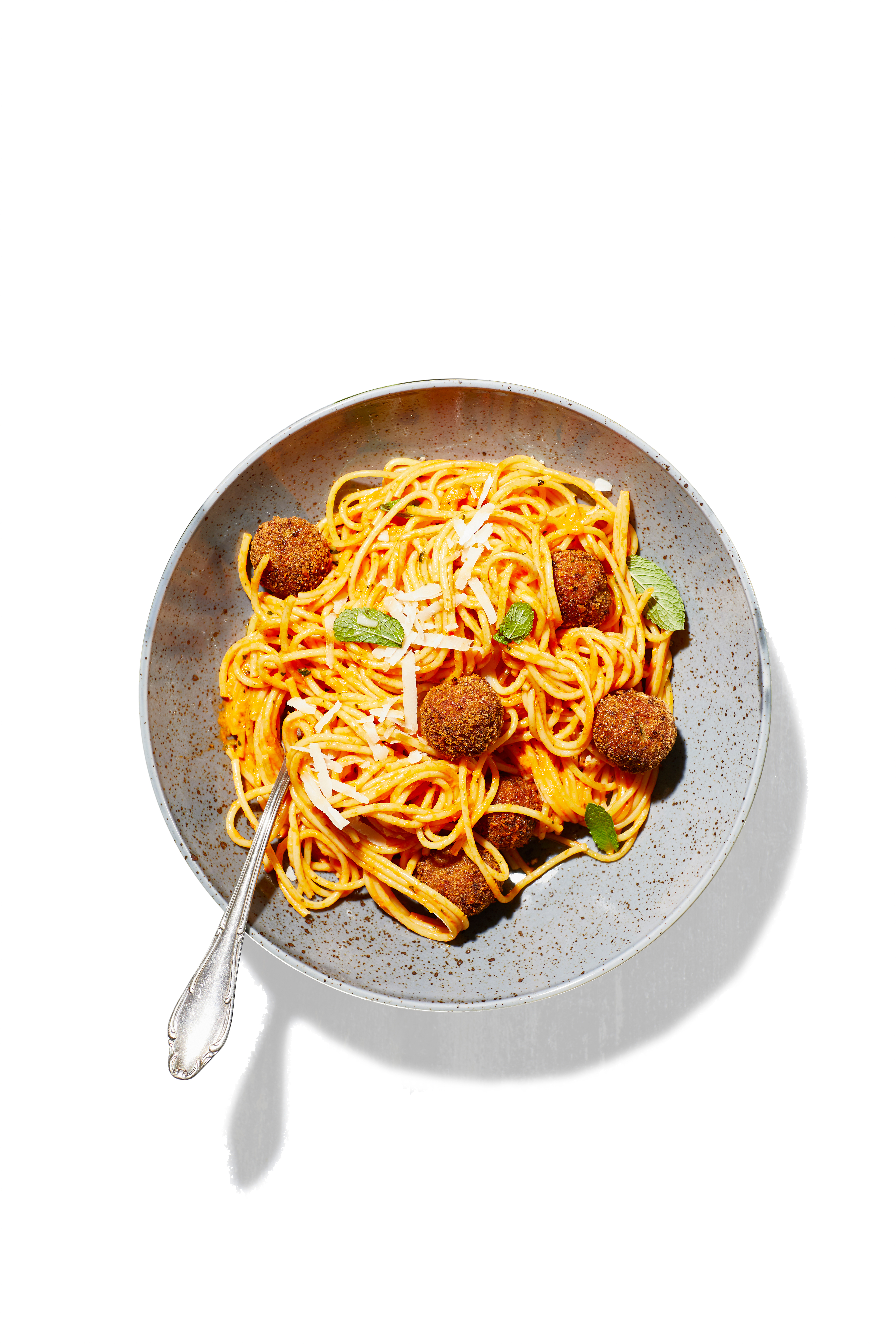 Spaghetti met aubergineballetjes en paprika-muntsaus