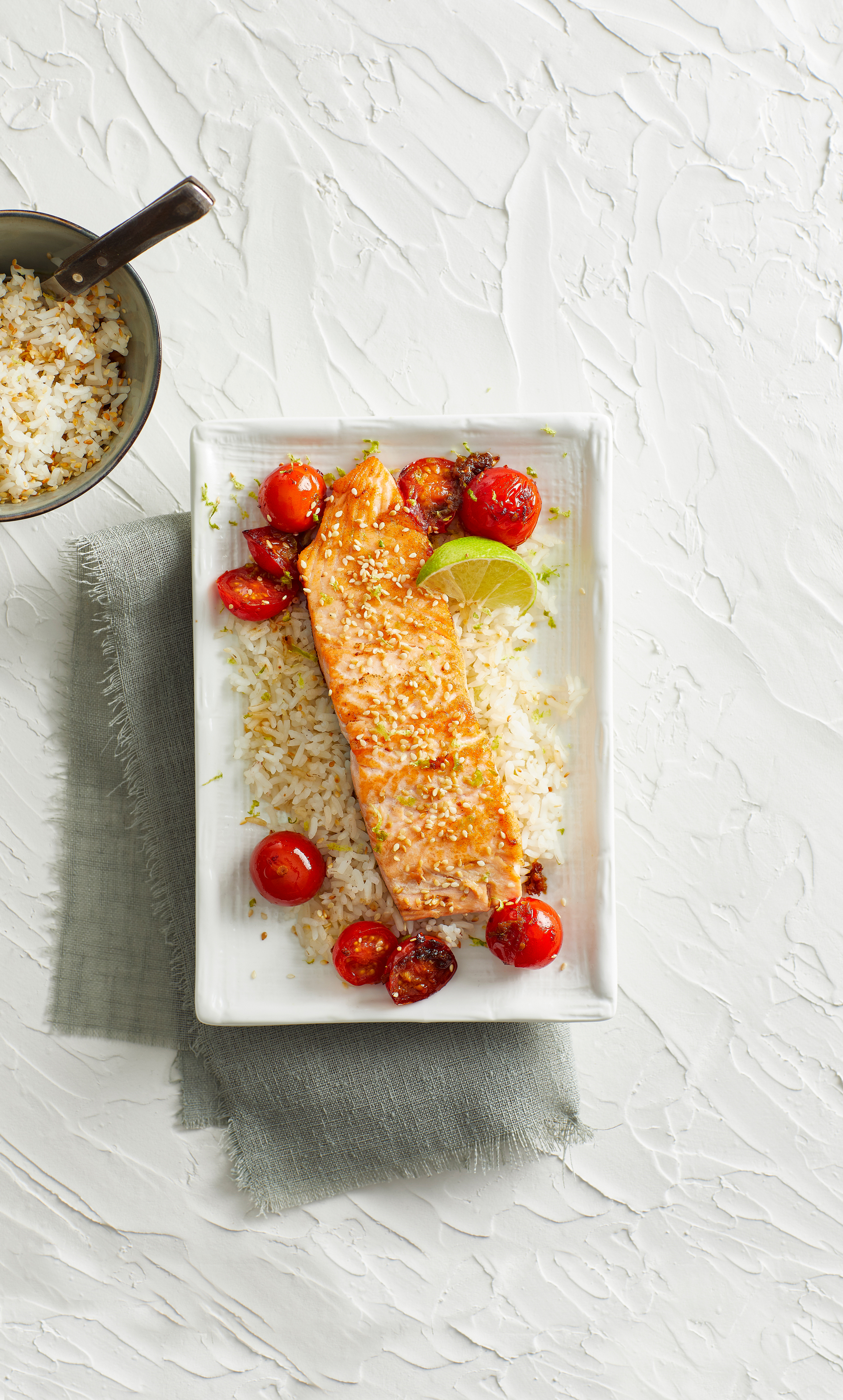 Zalmfilet met gebakken tomaatjes en gemberrijst